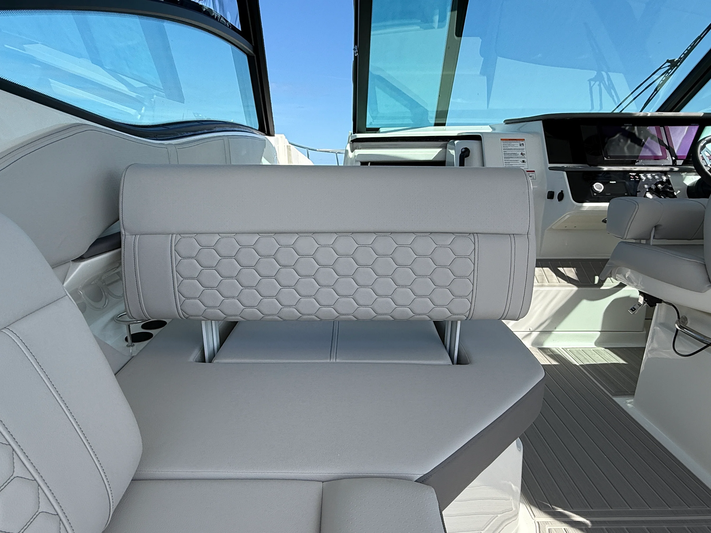 2026 Sea Ray Sundancer 320 Outboard Image Thumbnail #26