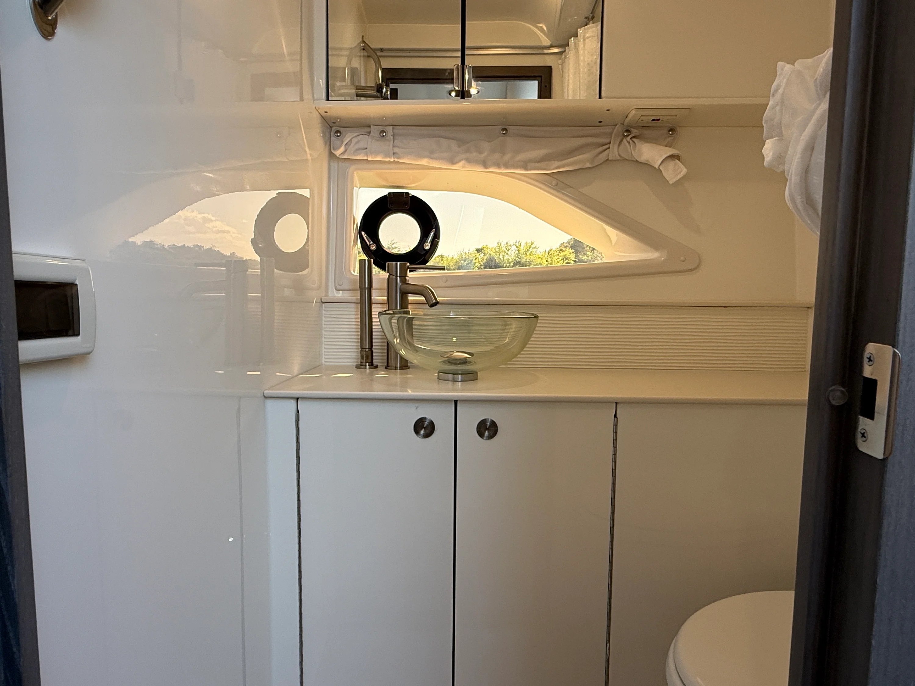 2026 Sea Ray Sundancer 320 Outboard Image Thumbnail #17