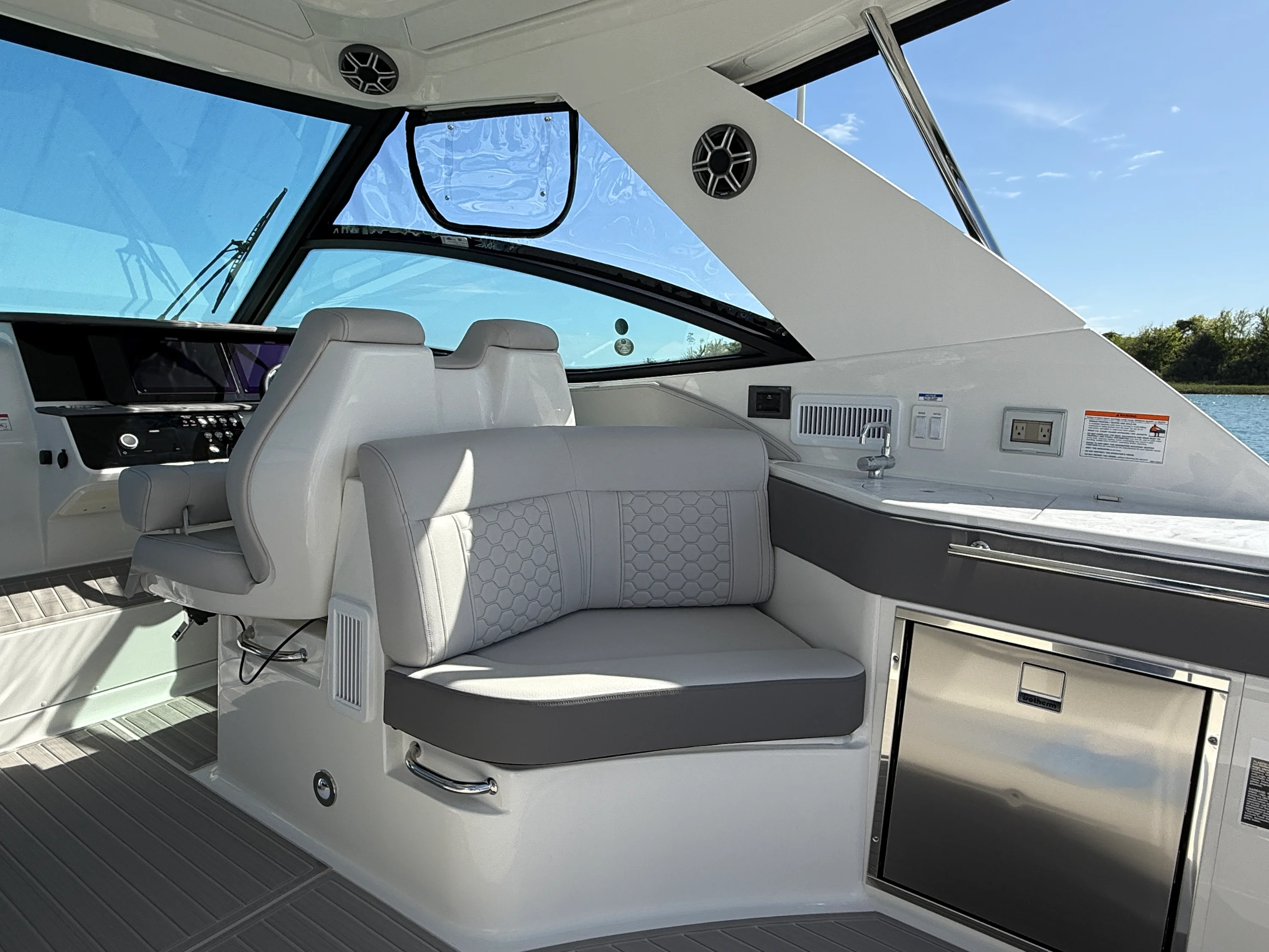 2026 Sea Ray Sundancer 320 Outboard Image Thumbnail #27