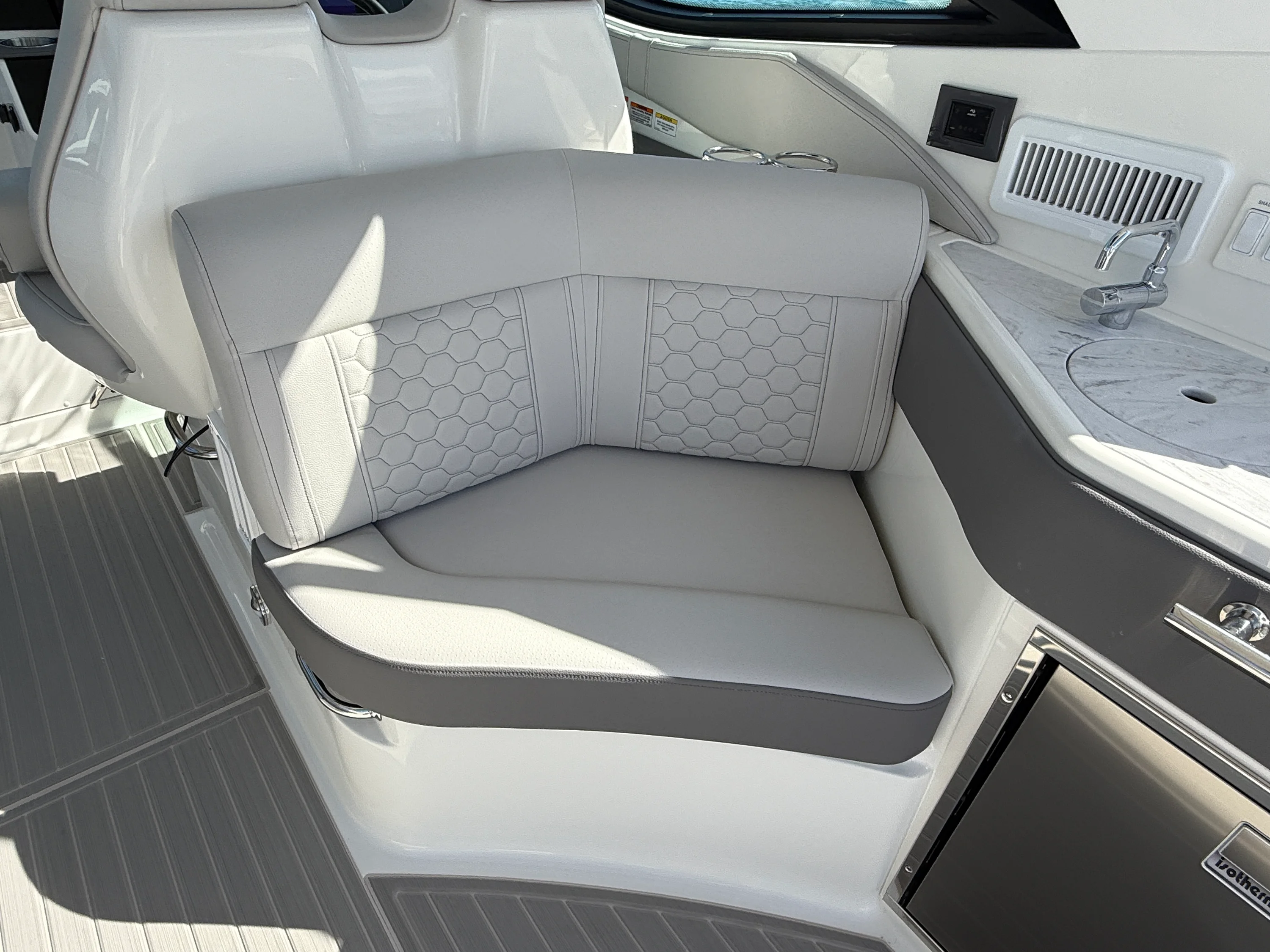 2026 Sea Ray Sundancer 320 Outboard Image Thumbnail #31