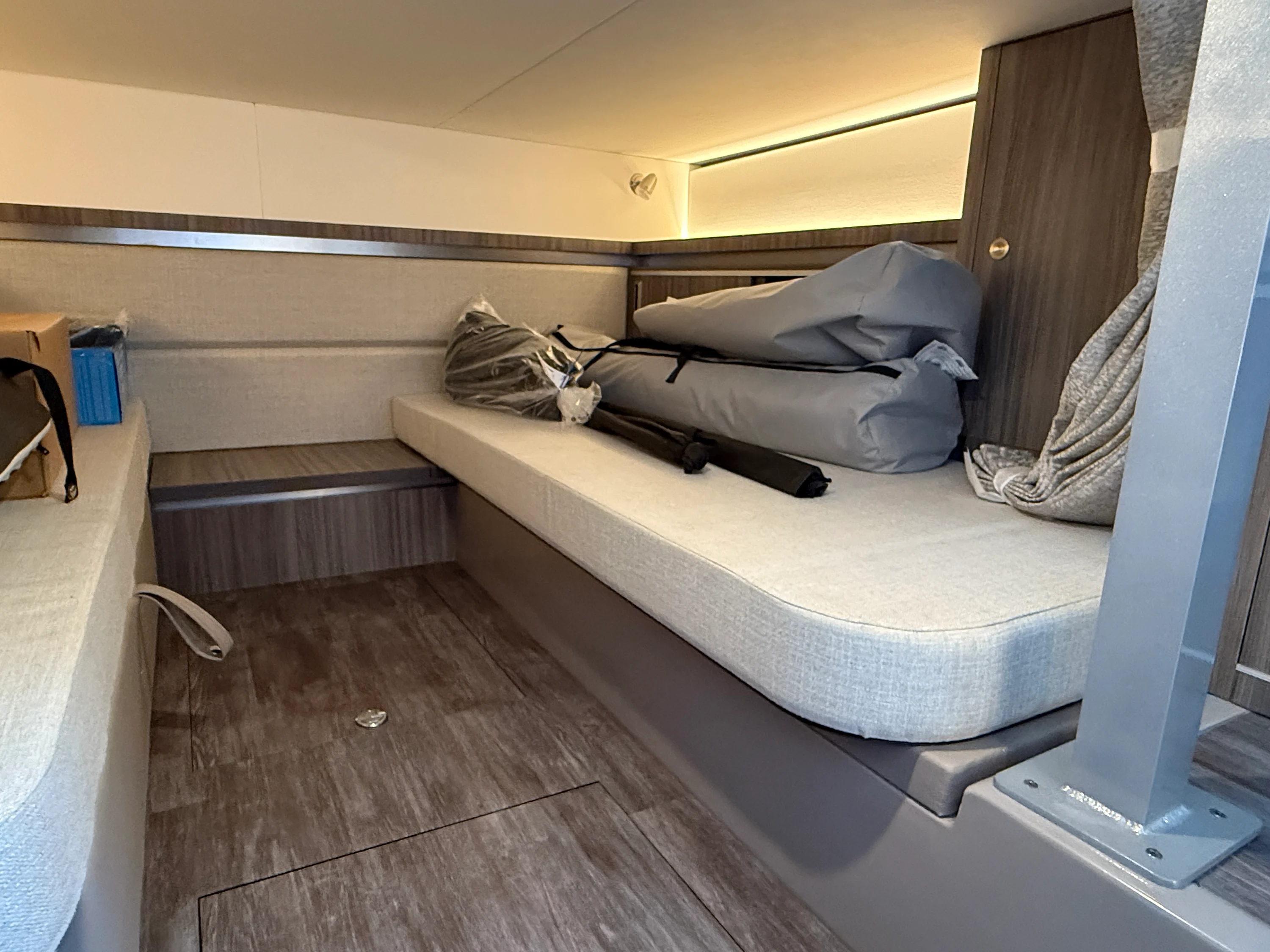 2026 Sea Ray Sundancer 320 Outboard Image Thumbnail #13