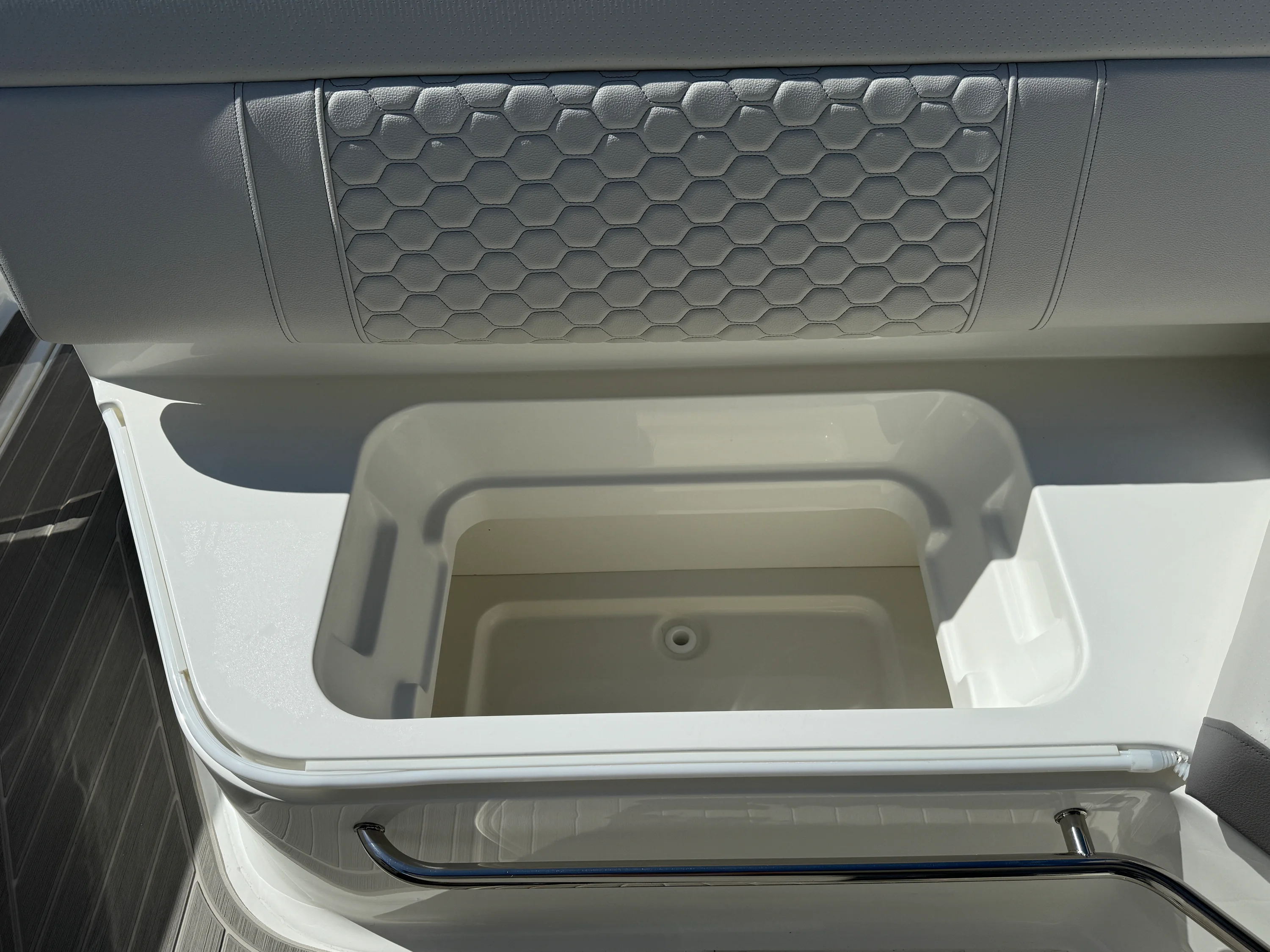 2026 Sea Ray Sundancer 320 Outboard Image Thumbnail #9