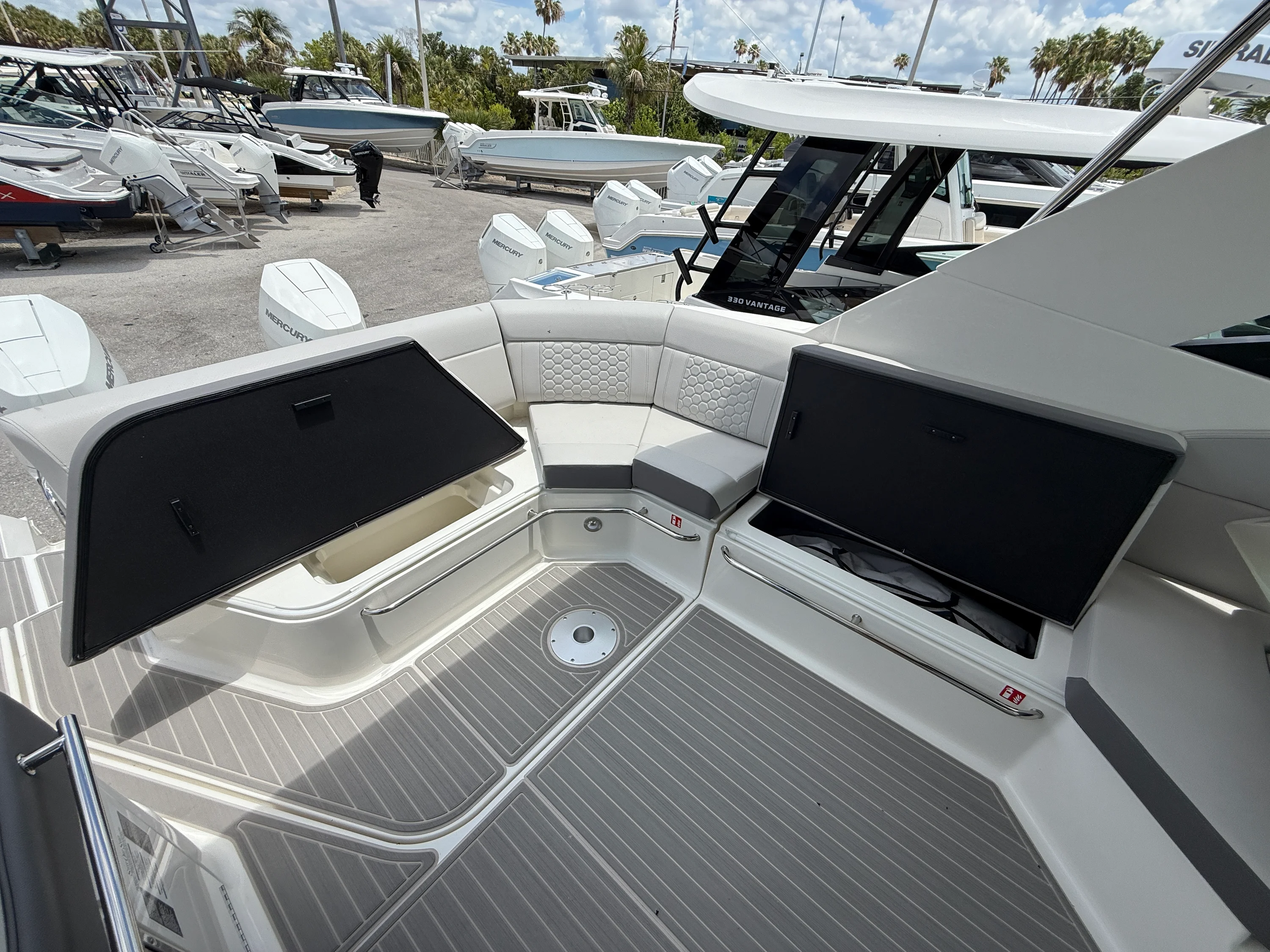 2026 Sea Ray Sundancer 320 Outboard Image Thumbnail #39