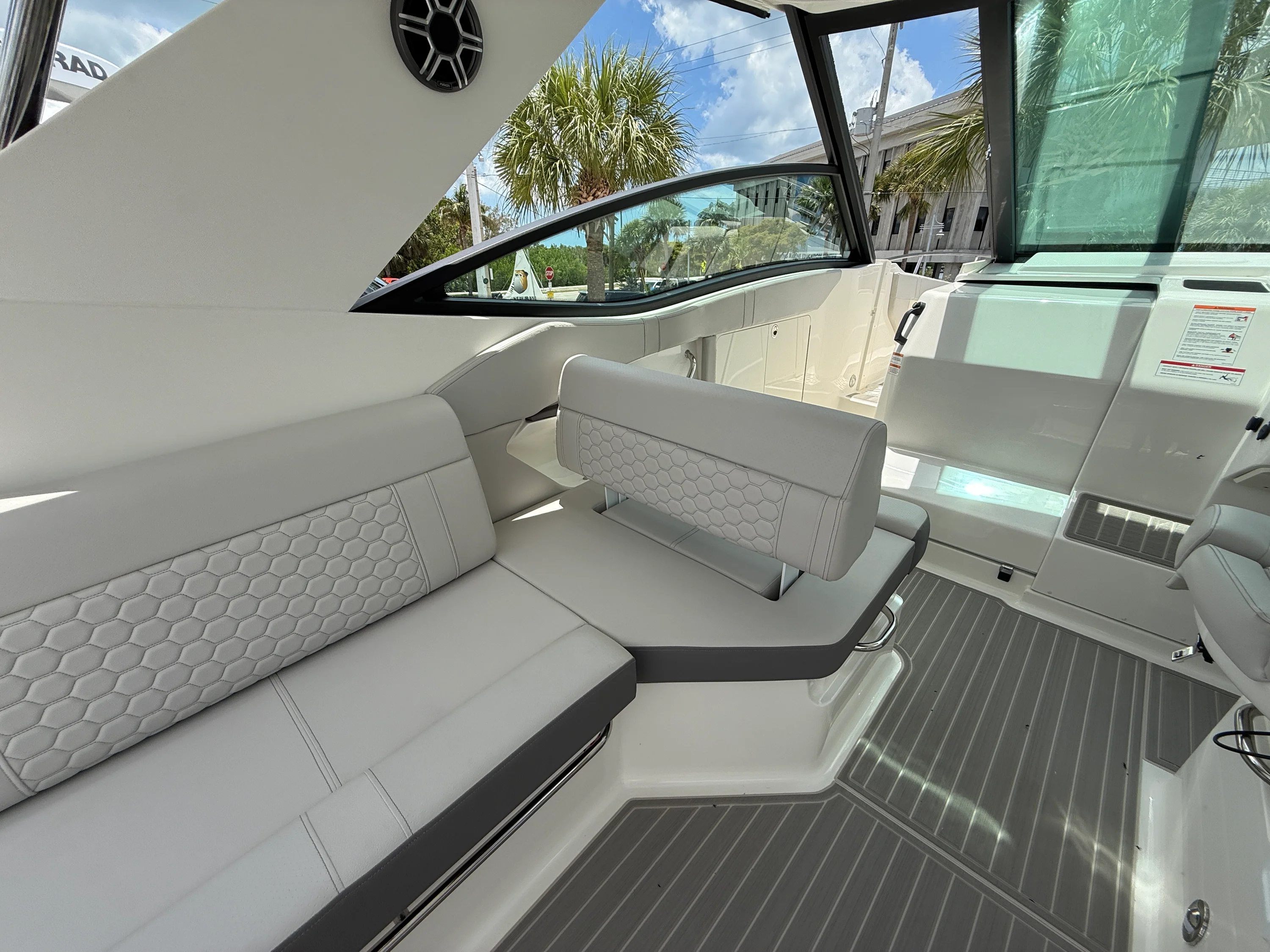 2026 Sea Ray Sundancer 320 Outboard Image Thumbnail #33