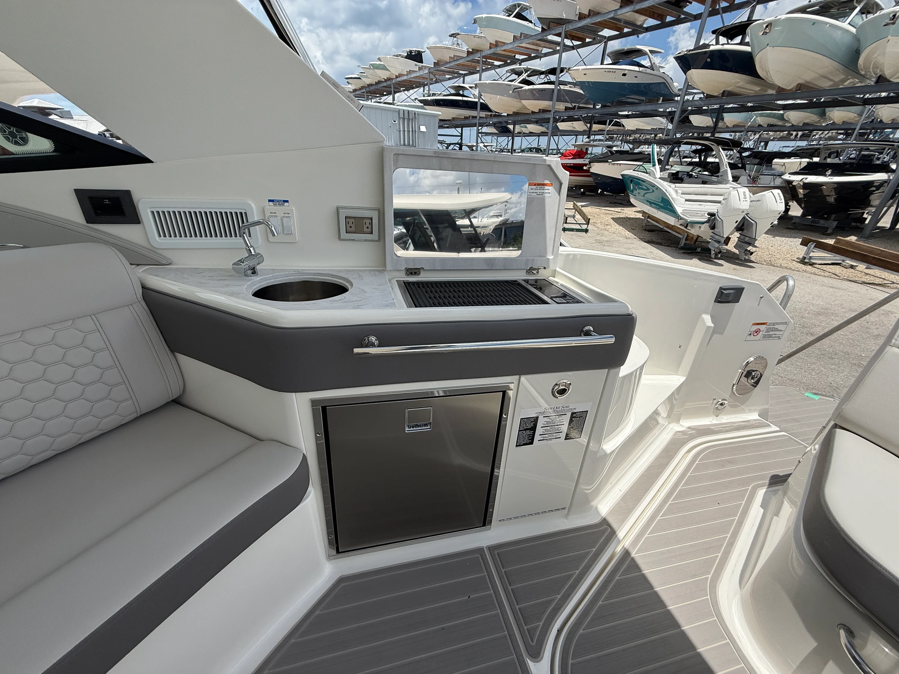 2026 Sea Ray Sundancer 320 Outboard Image Thumbnail #36