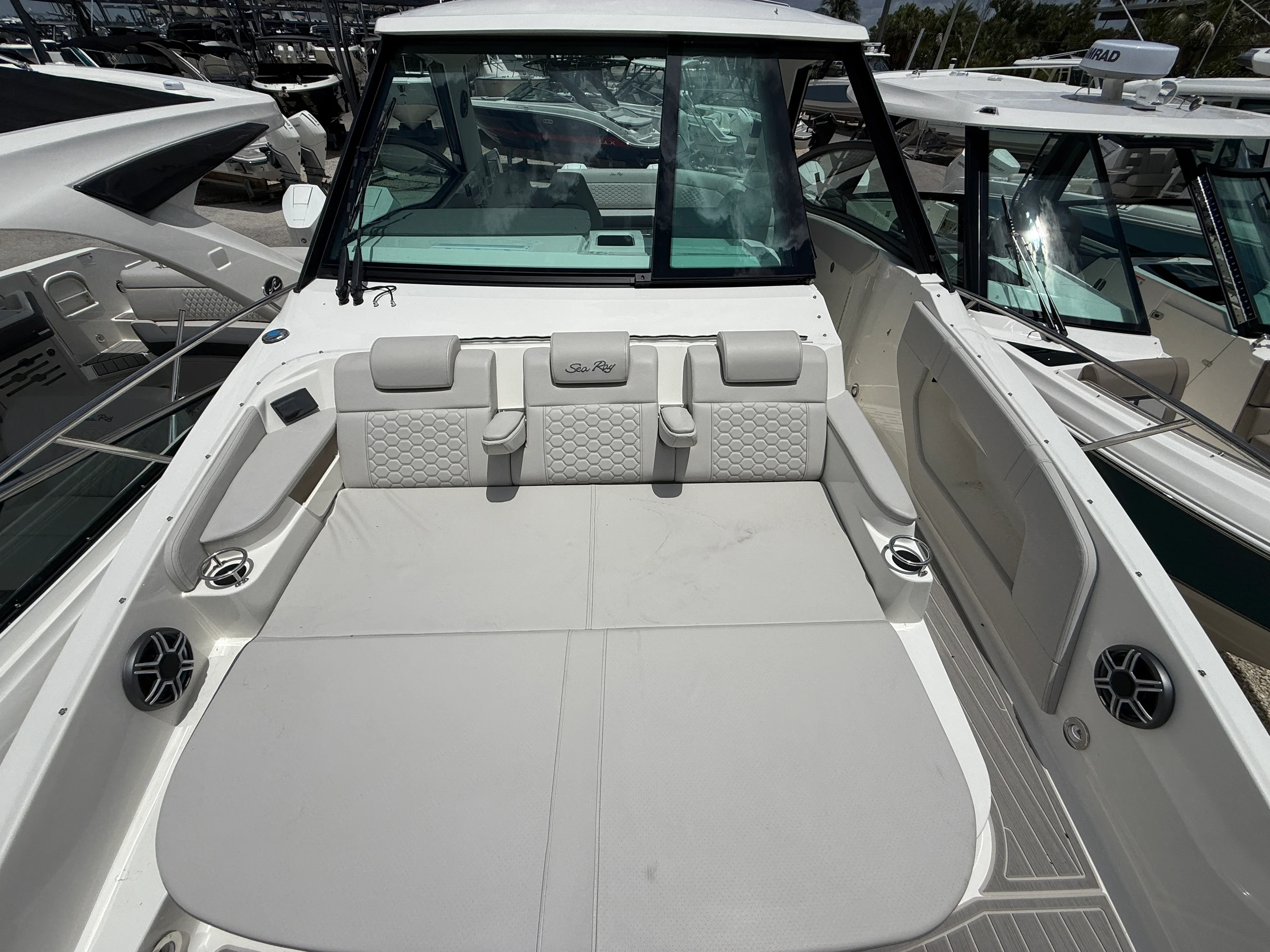 2026 Sea Ray Sundancer 320 Outboard Image Thumbnail #21
