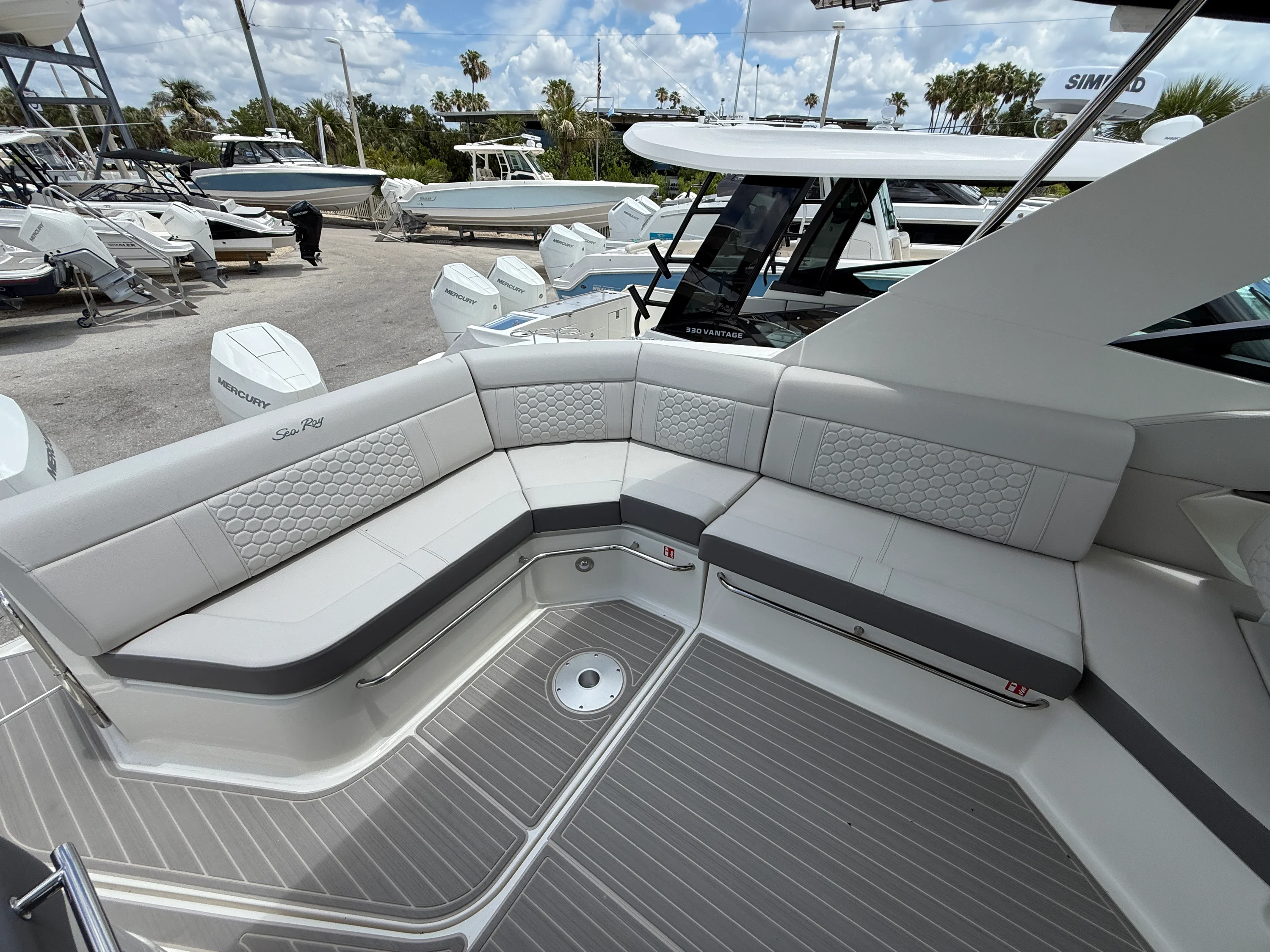 2026 Sea Ray Sundancer 320 Outboard Image Thumbnail #38
