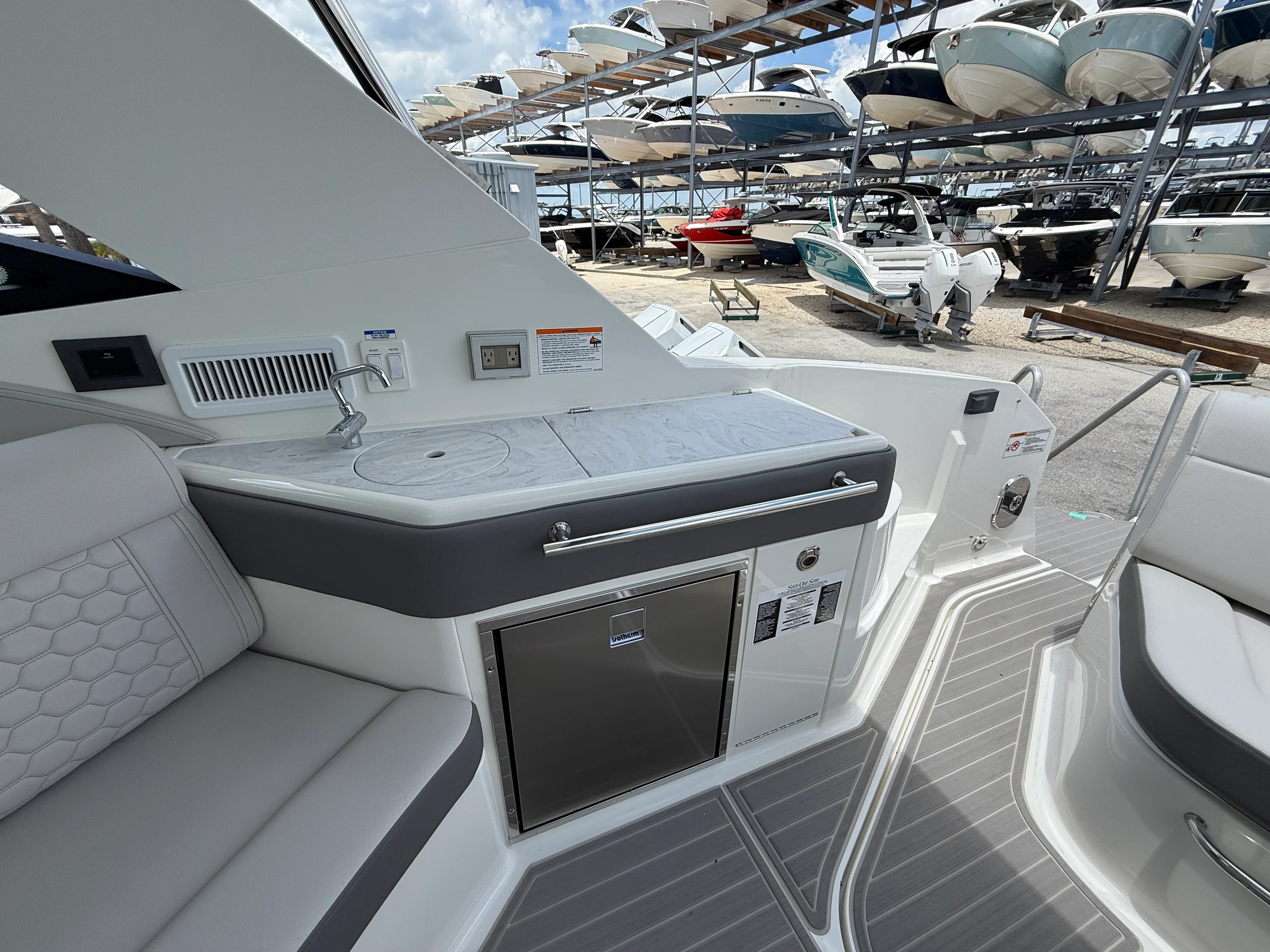 2026 Sea Ray Sundancer 320 Outboard Image Thumbnail #37