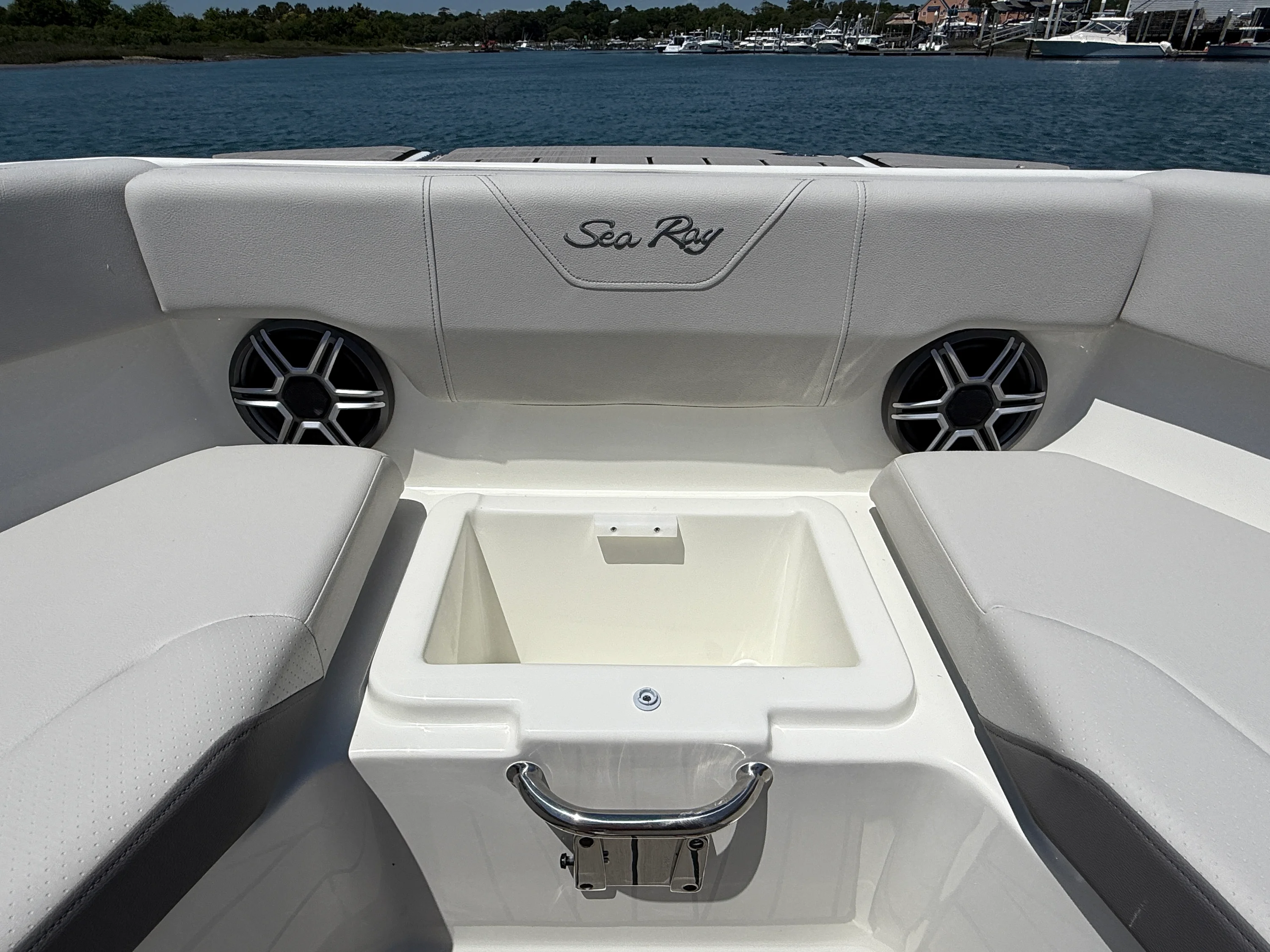 2026 Sea Ray SDX 230 Outboard Image Thumbnail #16