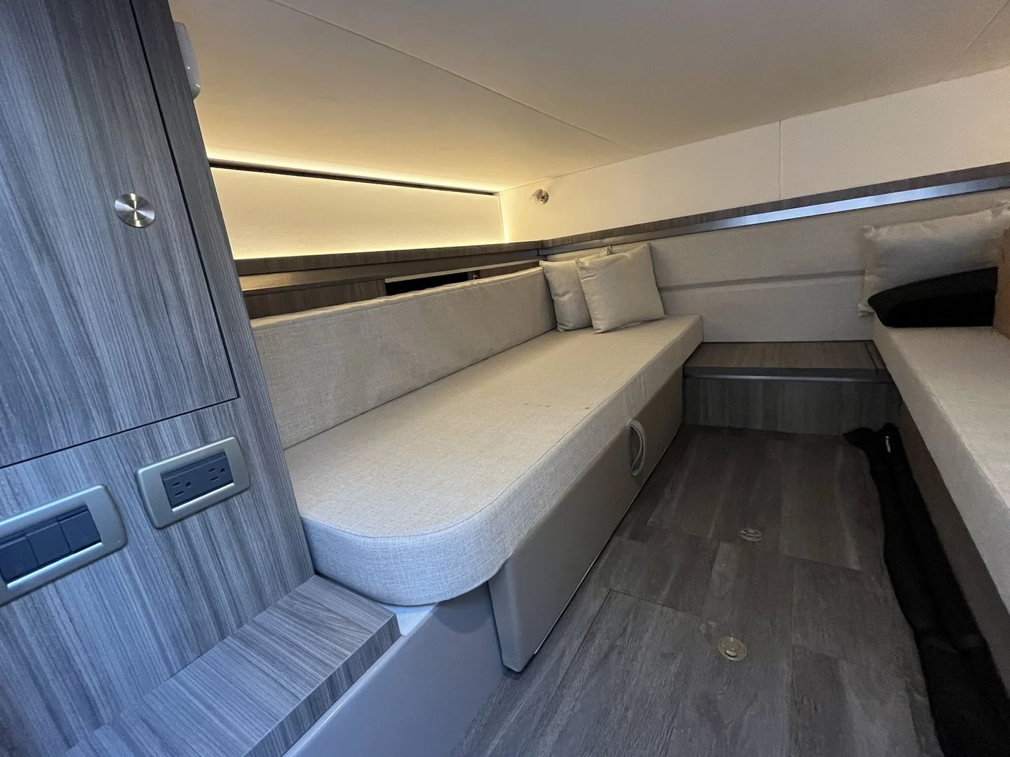 2023 Sea Ray 320 SUNDANCER OB Image Thumbnail #42