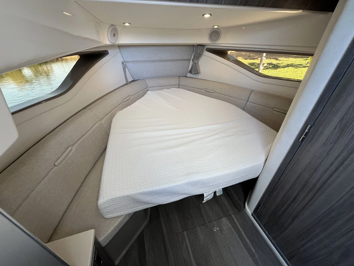 2023 Sea Ray 320 SUNDANCER OB Image Thumbnail #34