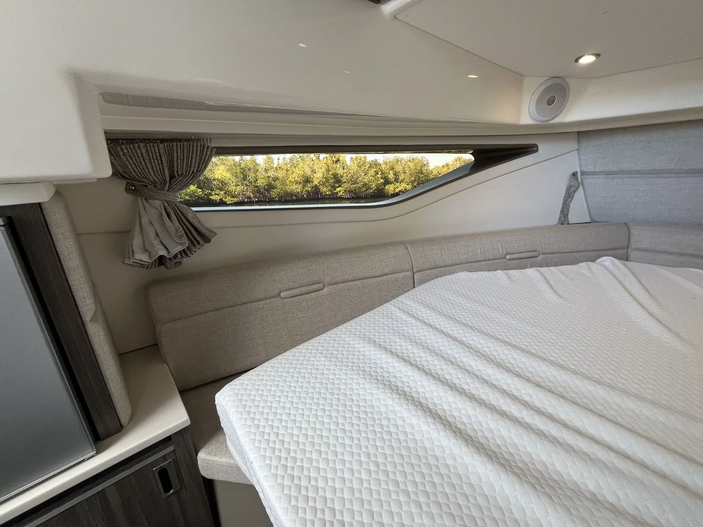 2023 Sea Ray 320 SUNDANCER OB Image Thumbnail #36