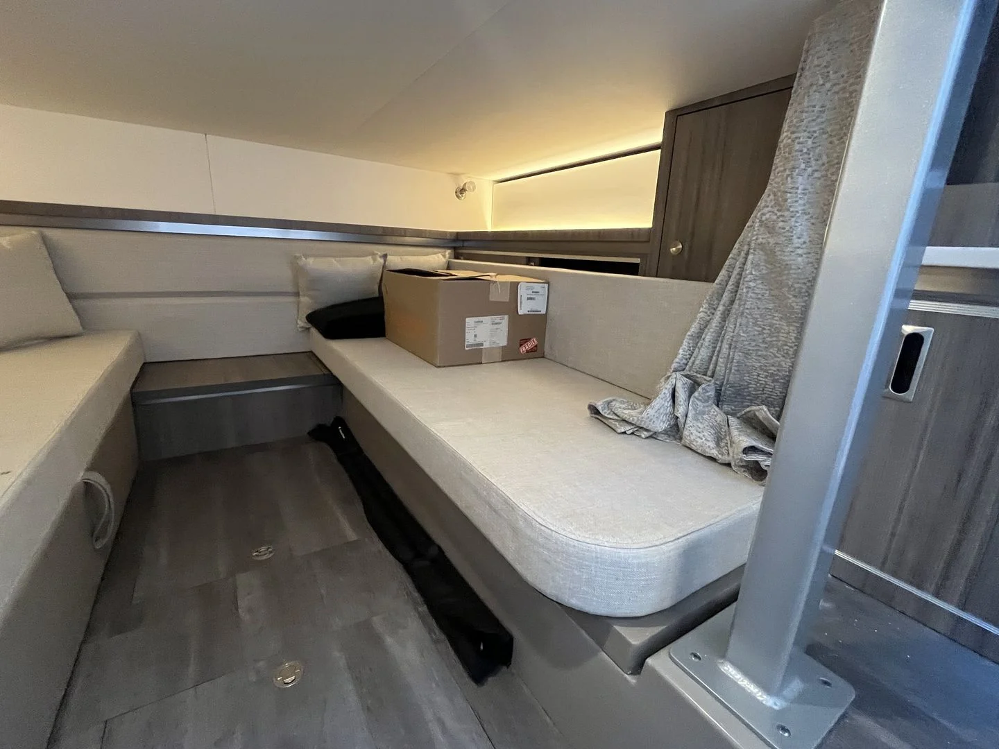 2023 Sea Ray 320 SUNDANCER OB Image Thumbnail #43