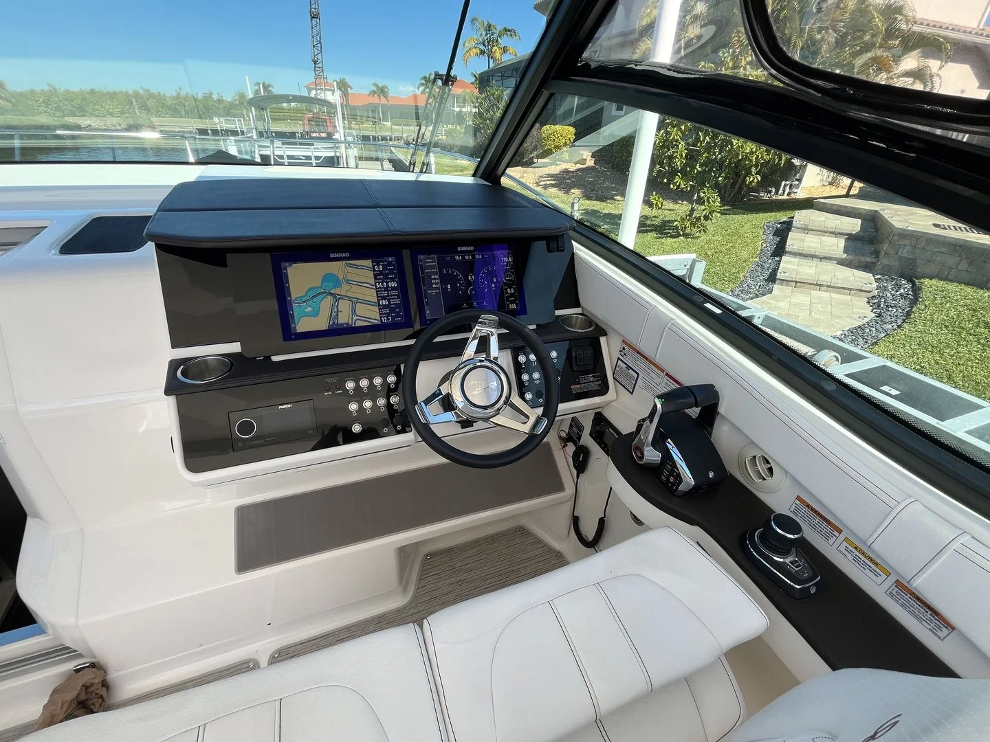 2023 Sea Ray 320 SUNDANCER OB Image Thumbnail #9