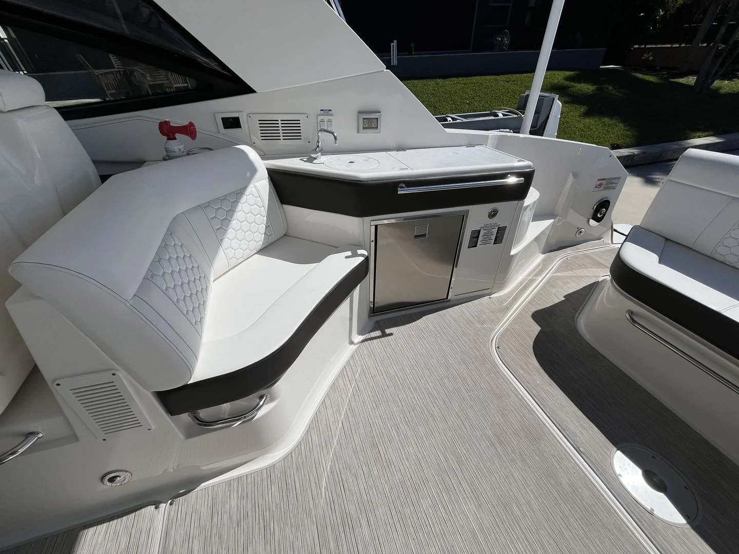 2023 Sea Ray 320 SUNDANCER OB Image Thumbnail #17