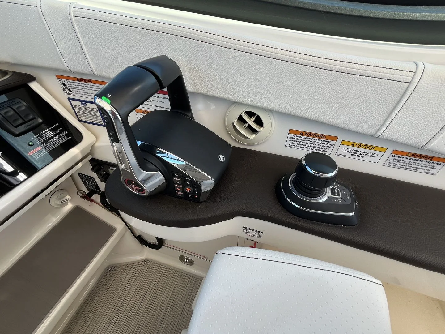 2023 Sea Ray 320 SUNDANCER OB Image Thumbnail #12