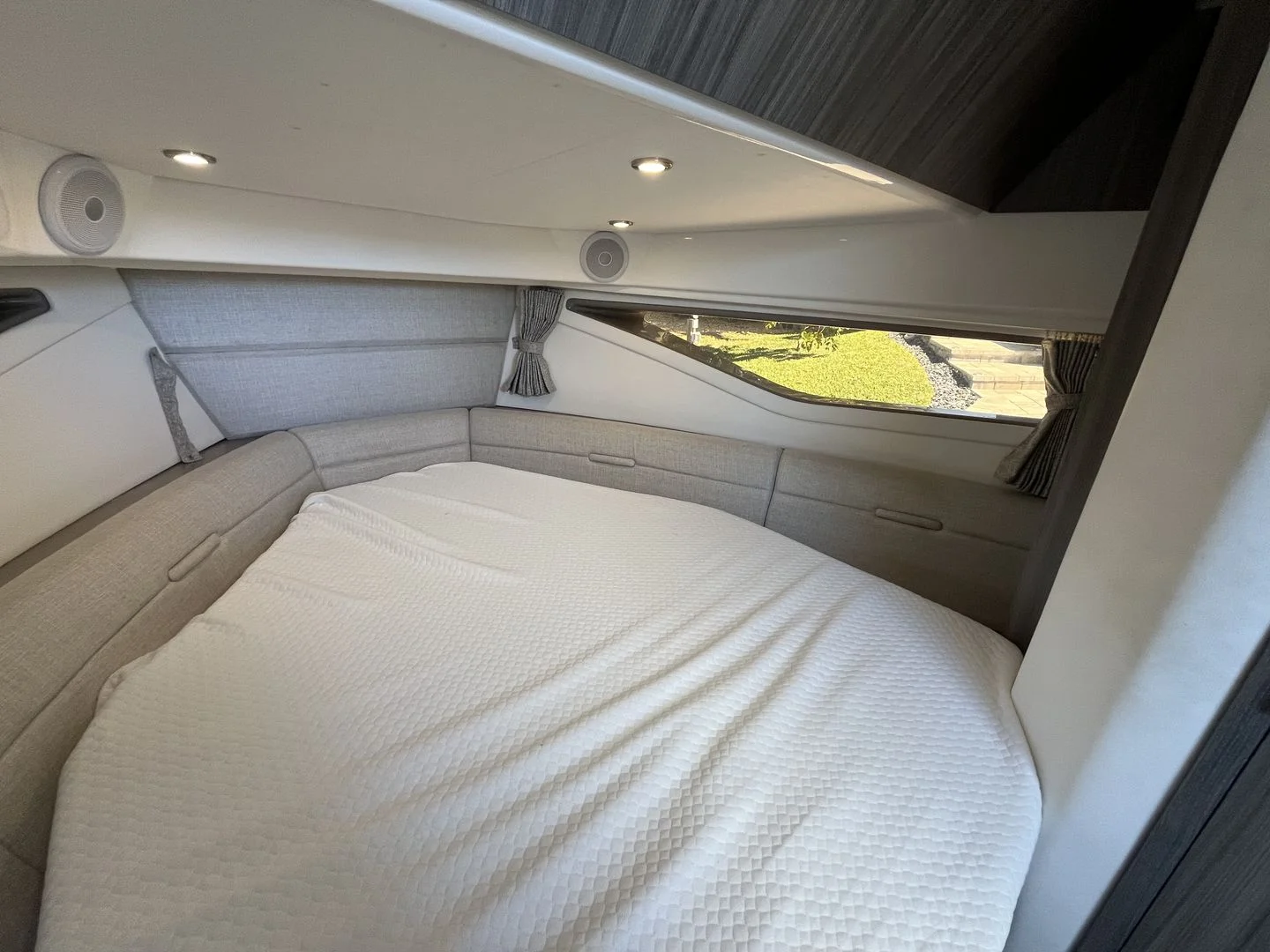 2023 Sea Ray 320 SUNDANCER OB Image Thumbnail #35