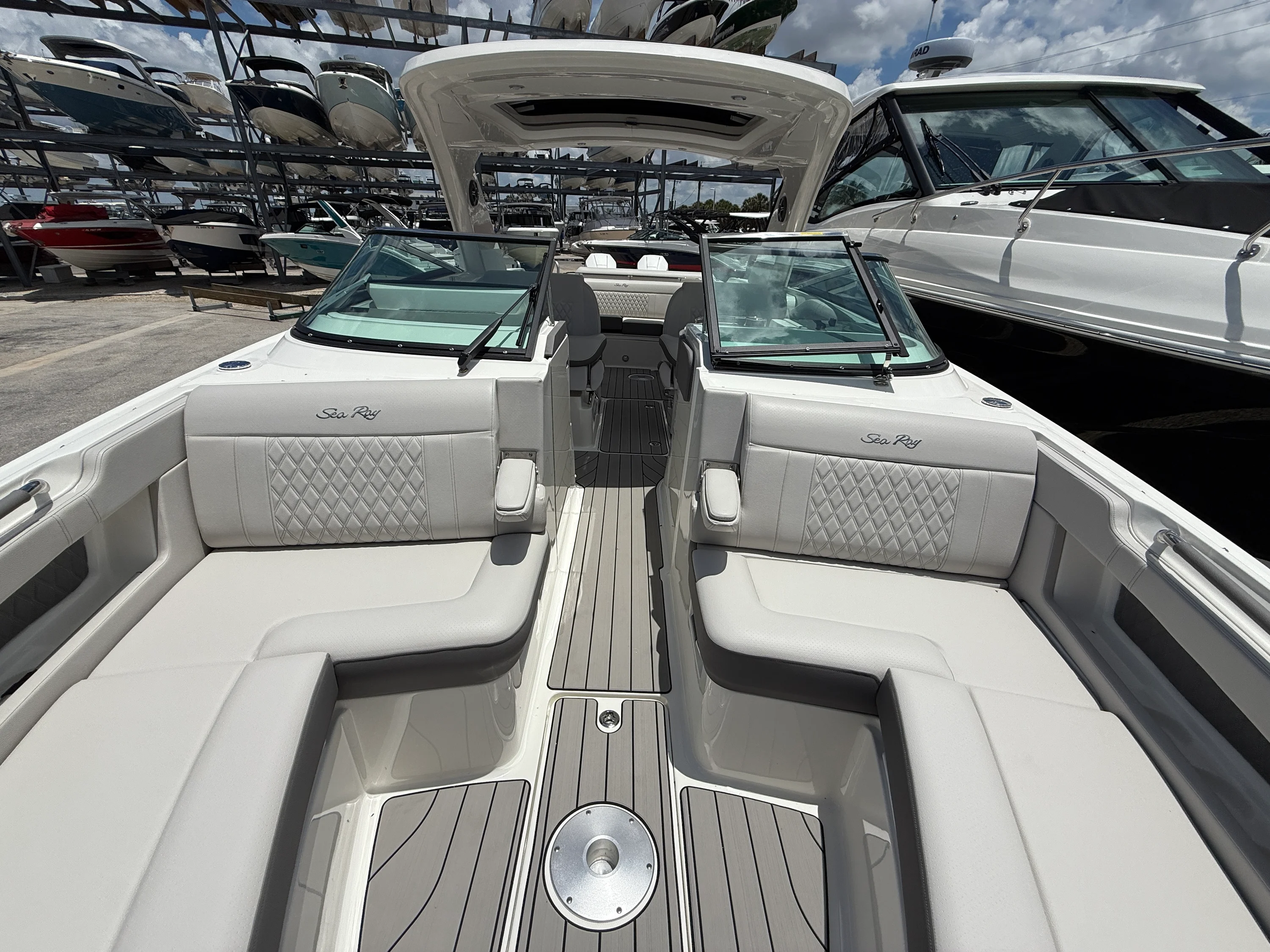 2026 Sea Ray SLX 310 Outboard Image Thumbnail #4