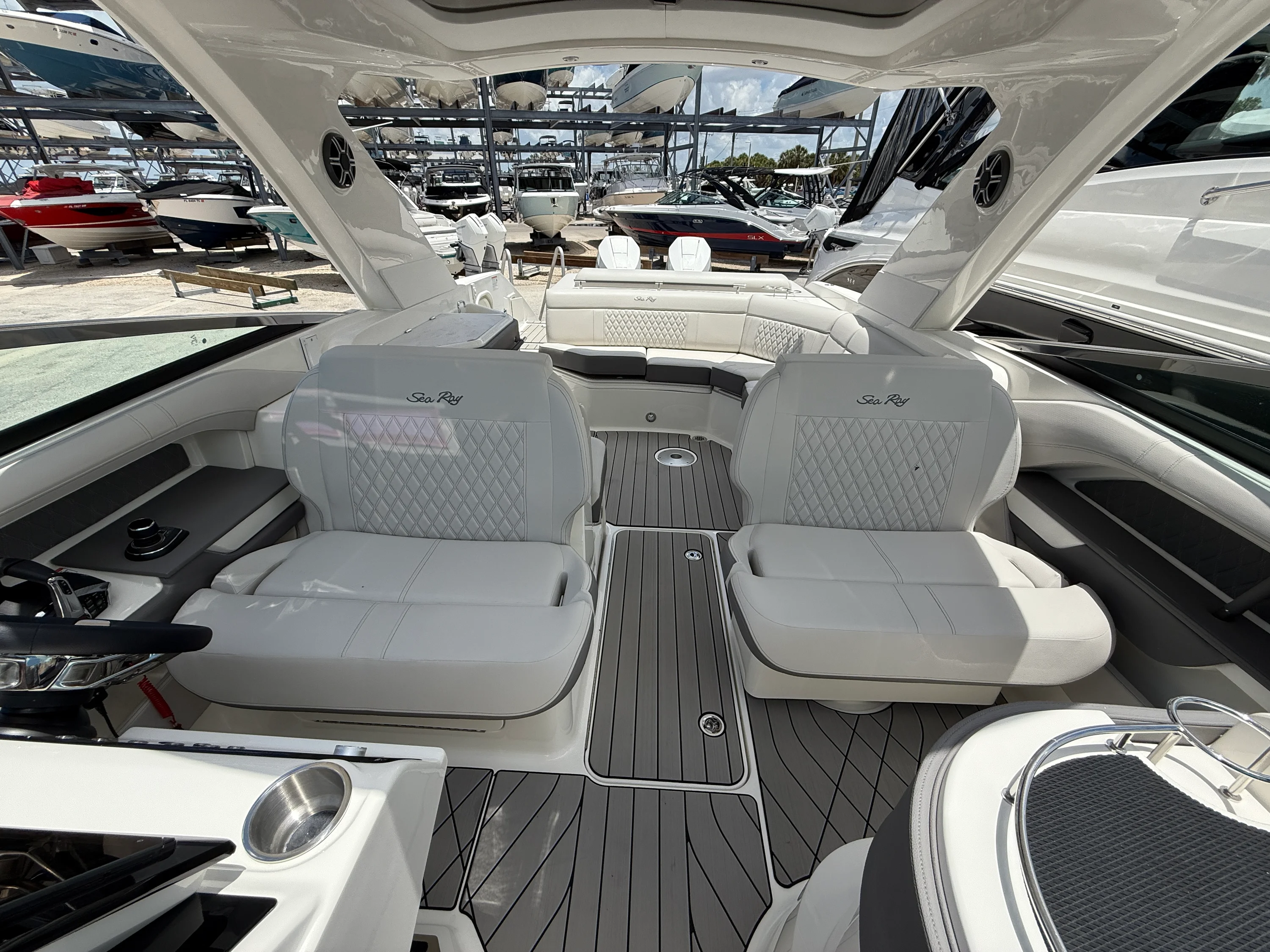 2026 Sea Ray SLX 310 Outboard Image Thumbnail #7