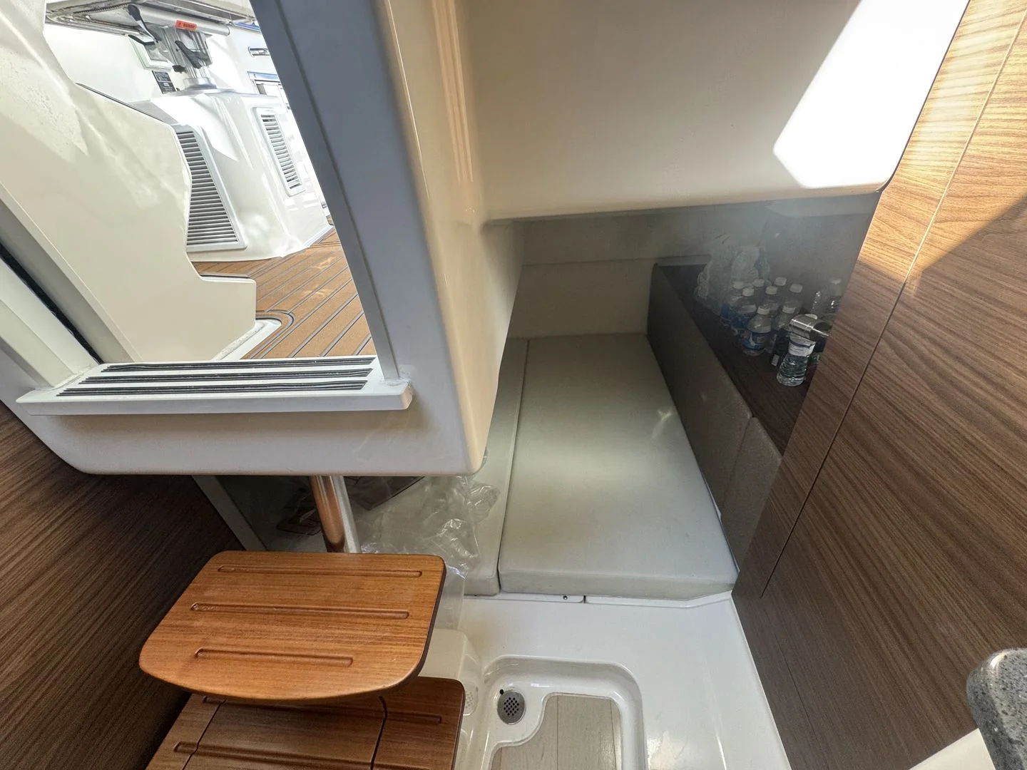 2023 Boston Whaler 325 CONQUEST Image Thumbnail #8