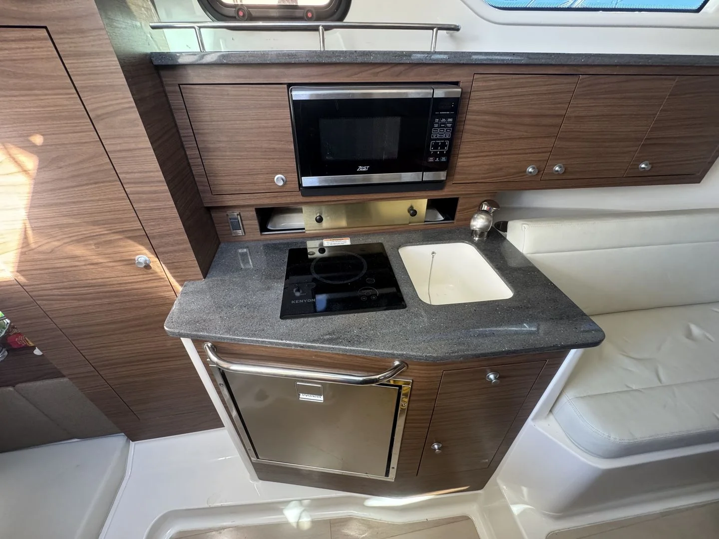 2023 Boston Whaler 325 CONQUEST Image Thumbnail #7