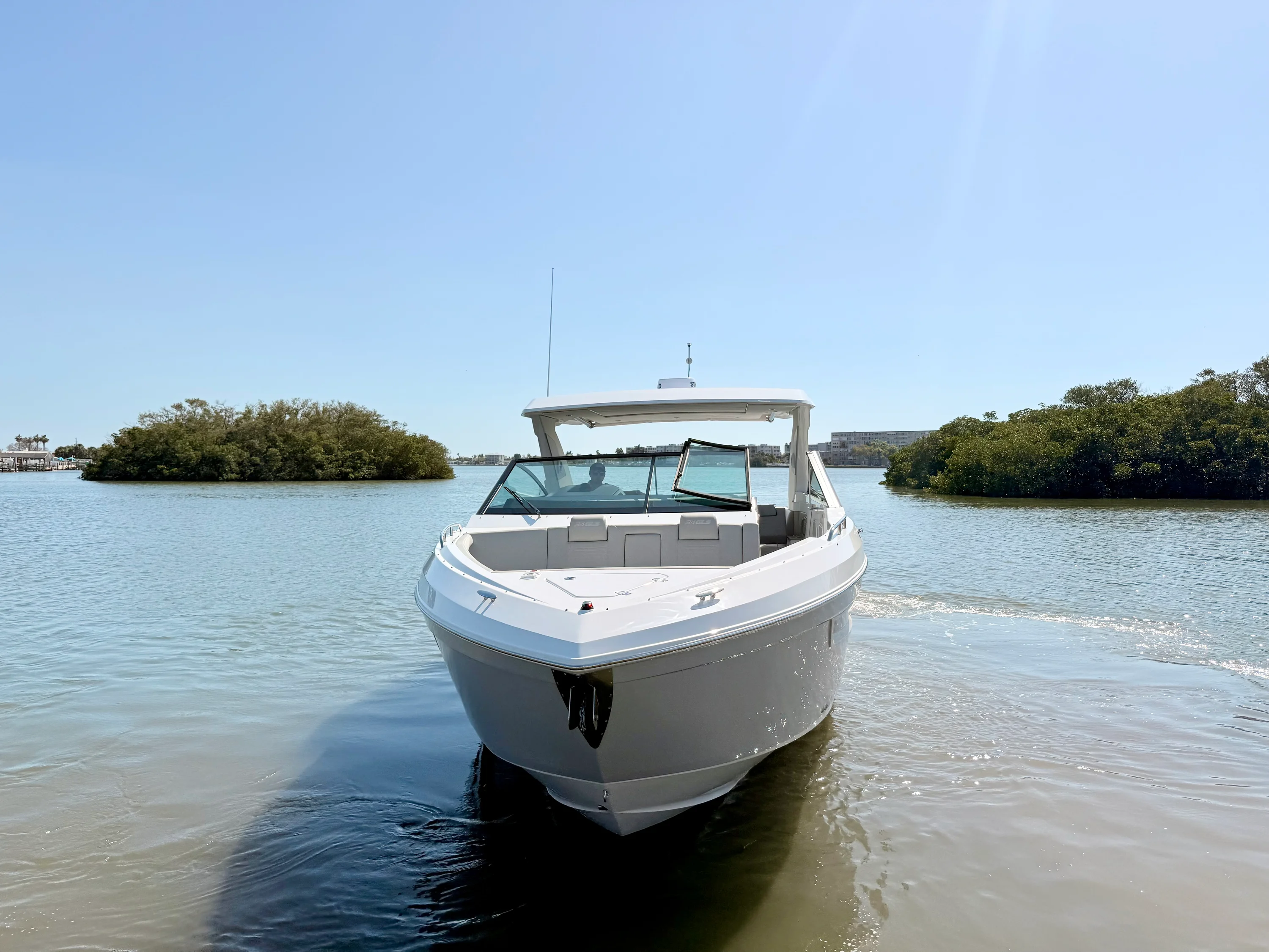 2026 Cruisers Yachts 34 GLS Outboard Image Thumbnail #23