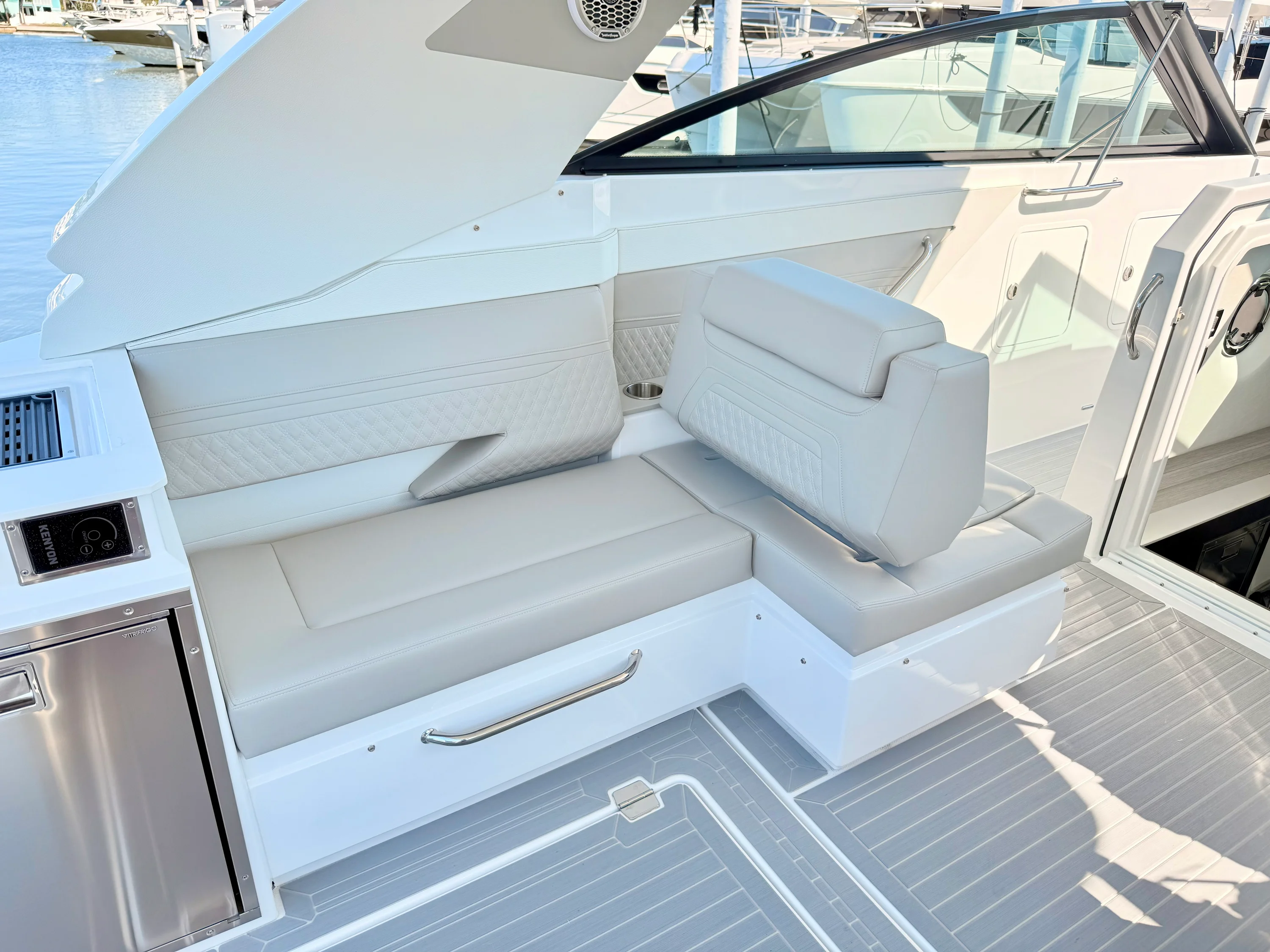 2026 Cruisers Yachts 34 GLS Outboard Image Thumbnail #50