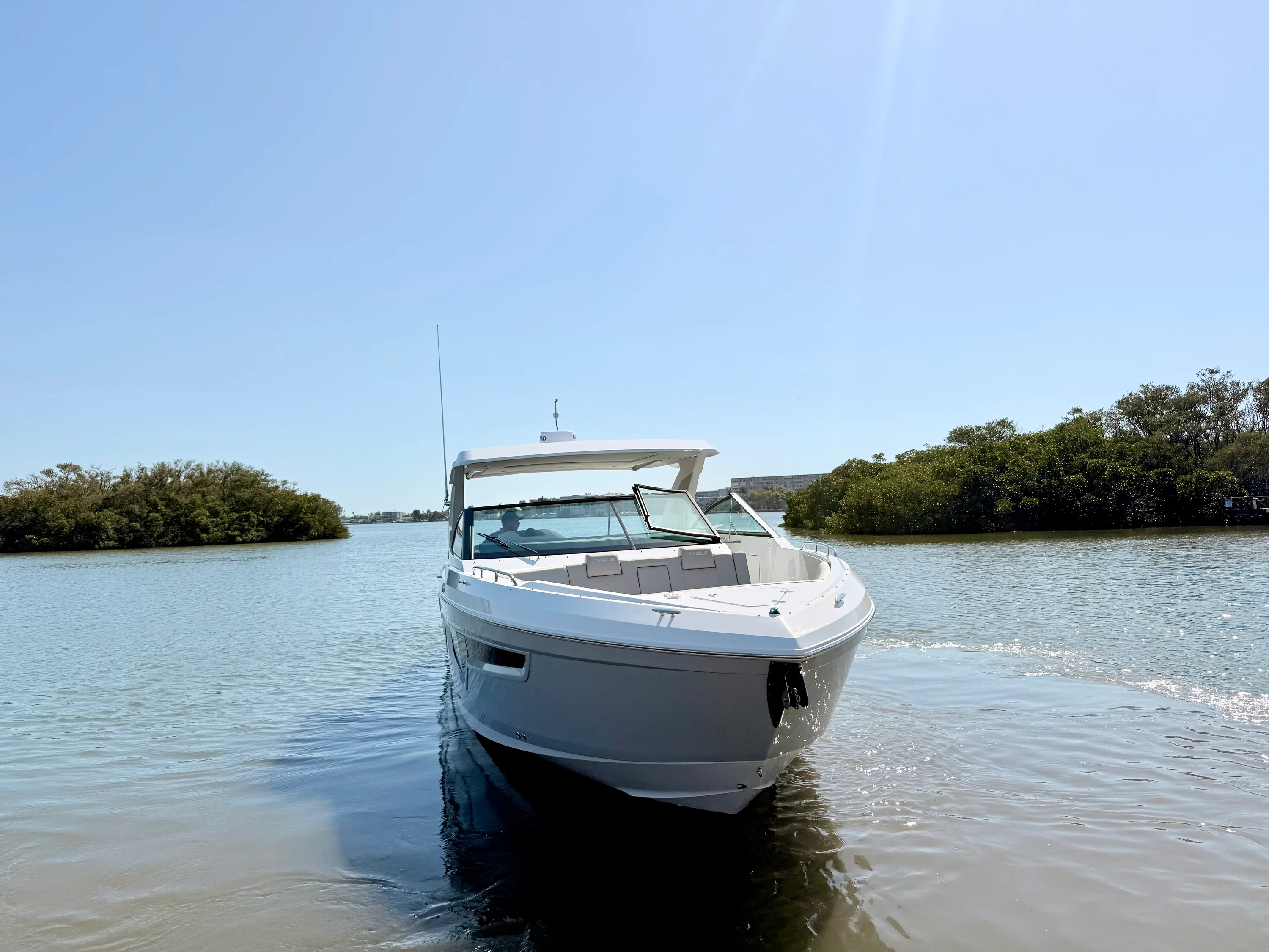 2026 Cruisers Yachts 34 GLS Outboard Image Thumbnail #27