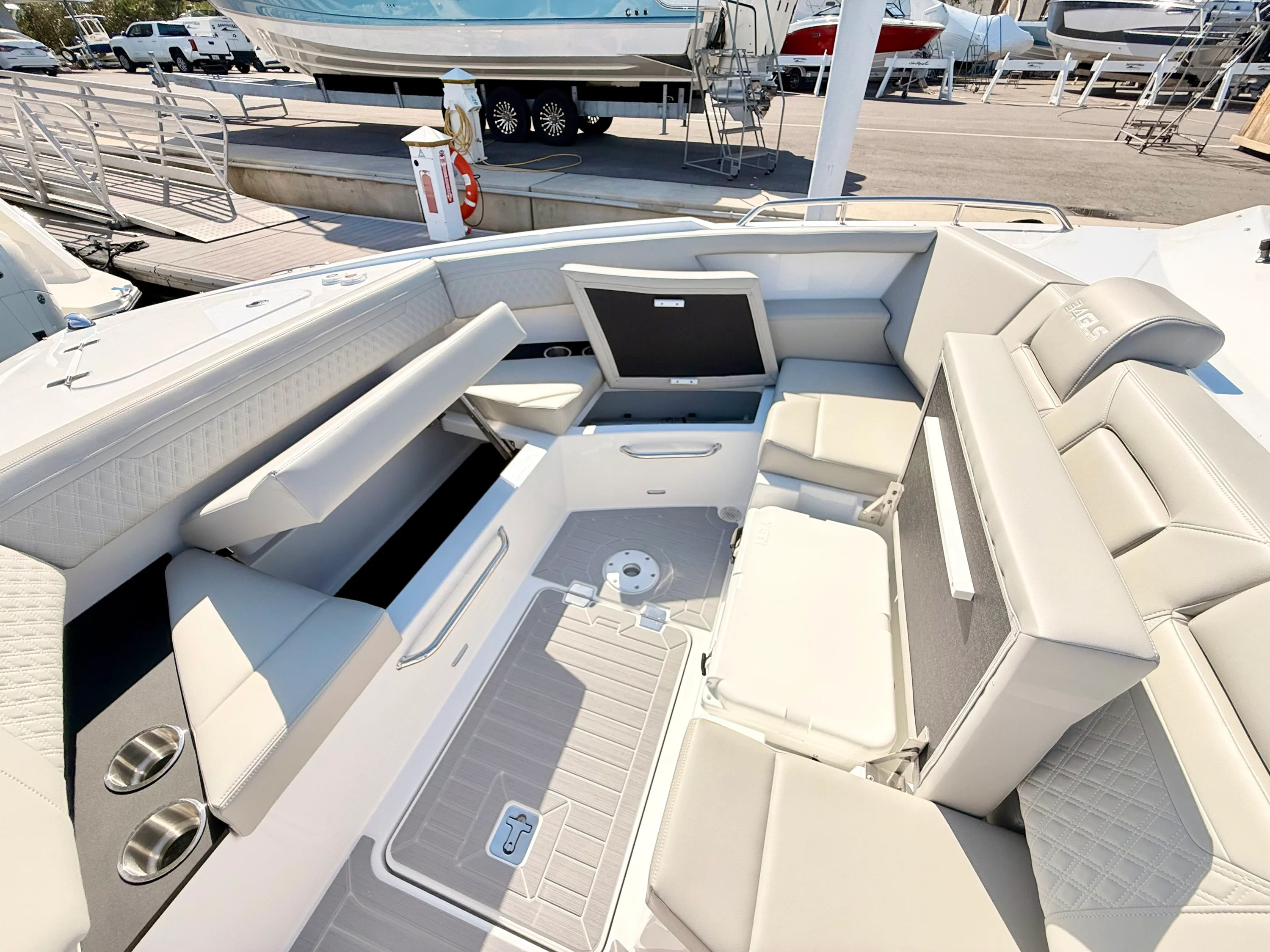 2026 Cruisers Yachts 34 GLS Outboard Image Thumbnail #73