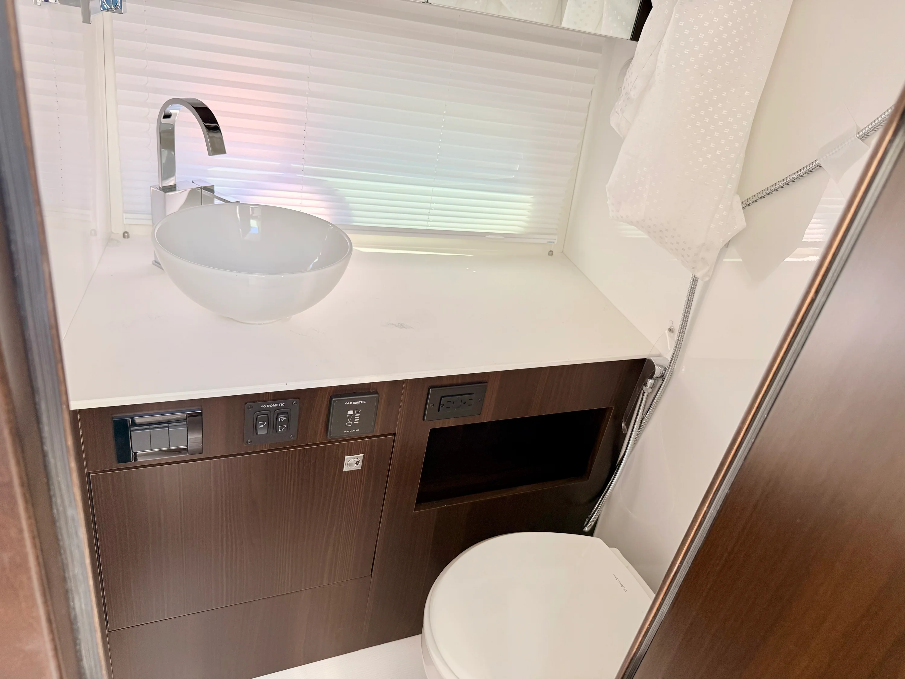 2026 Cruisers Yachts 34 GLS Outboard Image Thumbnail #64