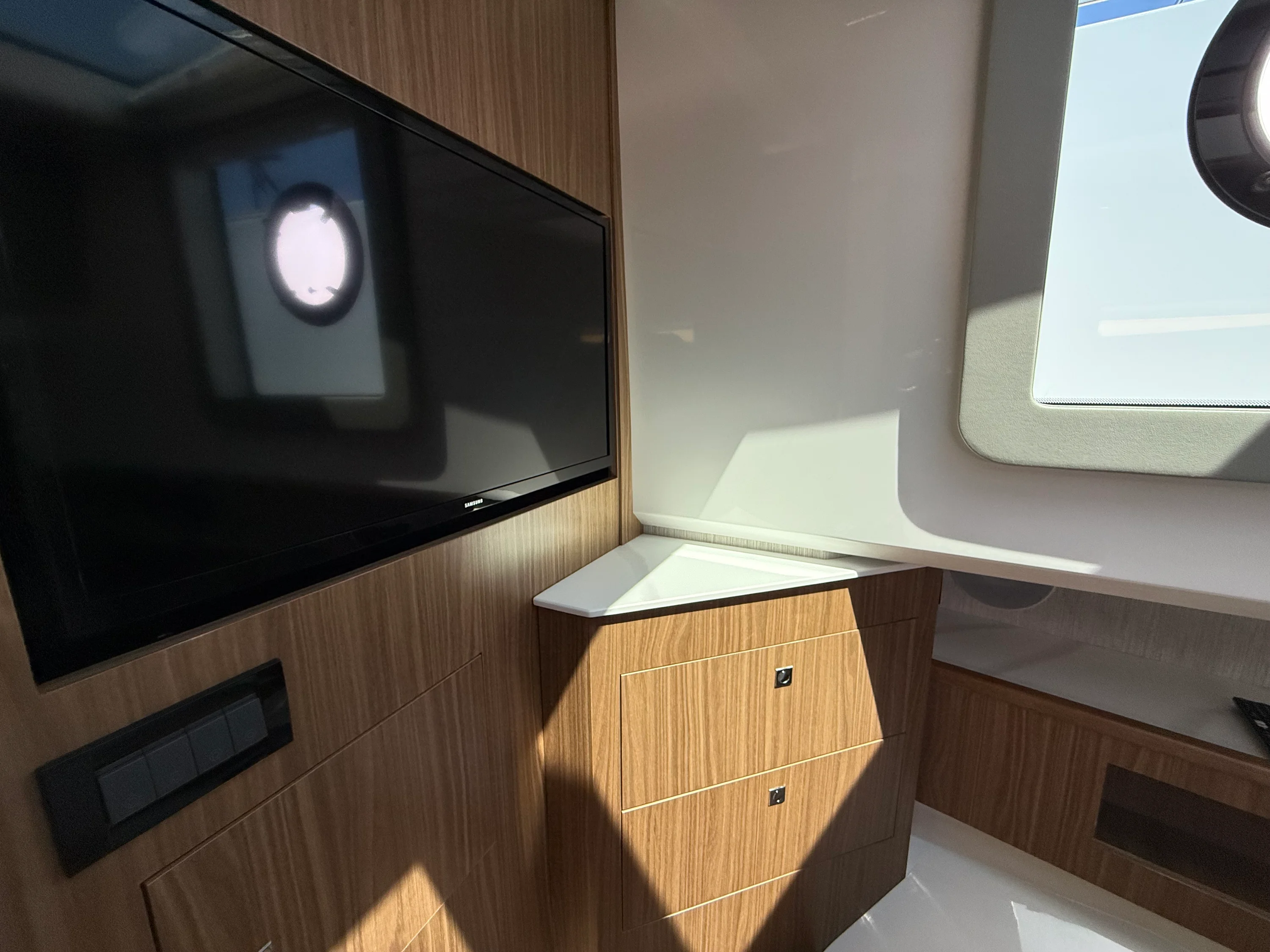 2024 Cruisers Yachts 50 GLS Outboard Image Thumbnail #47