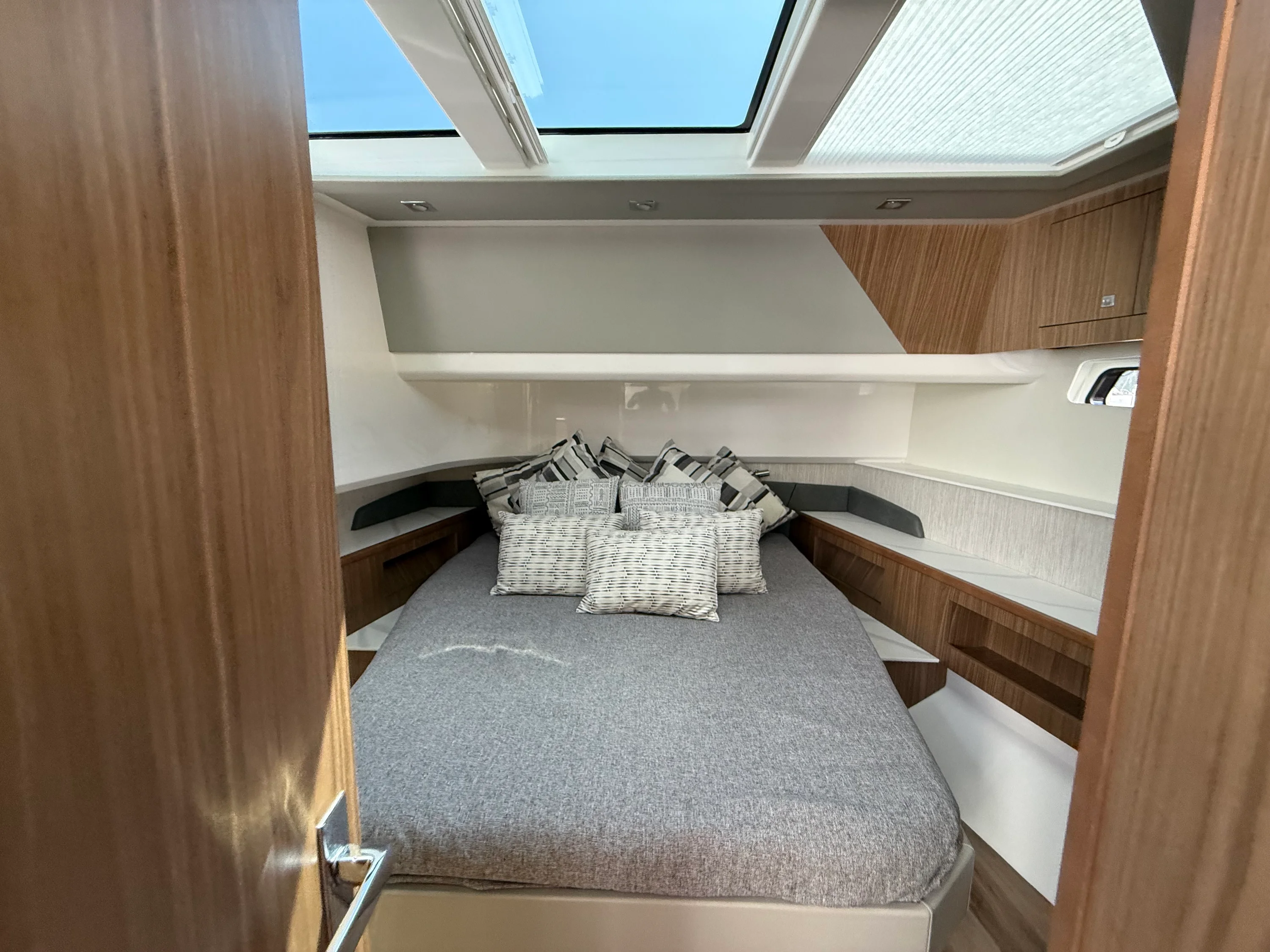 2024 Cruisers Yachts 50 GLS Outboard Image Thumbnail #43