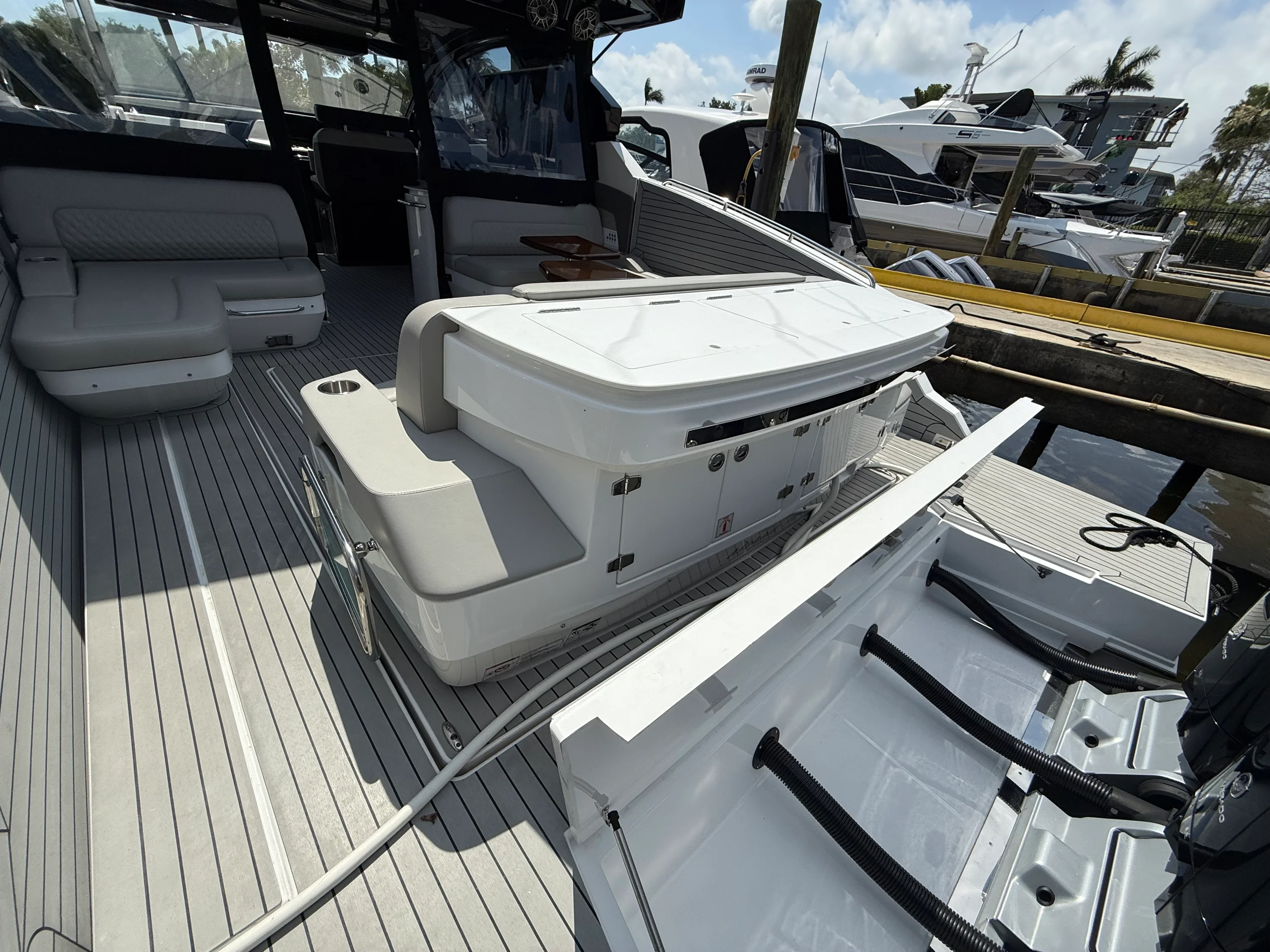 2024 Cruisers Yachts 50 GLS Outboard Image Thumbnail #4
