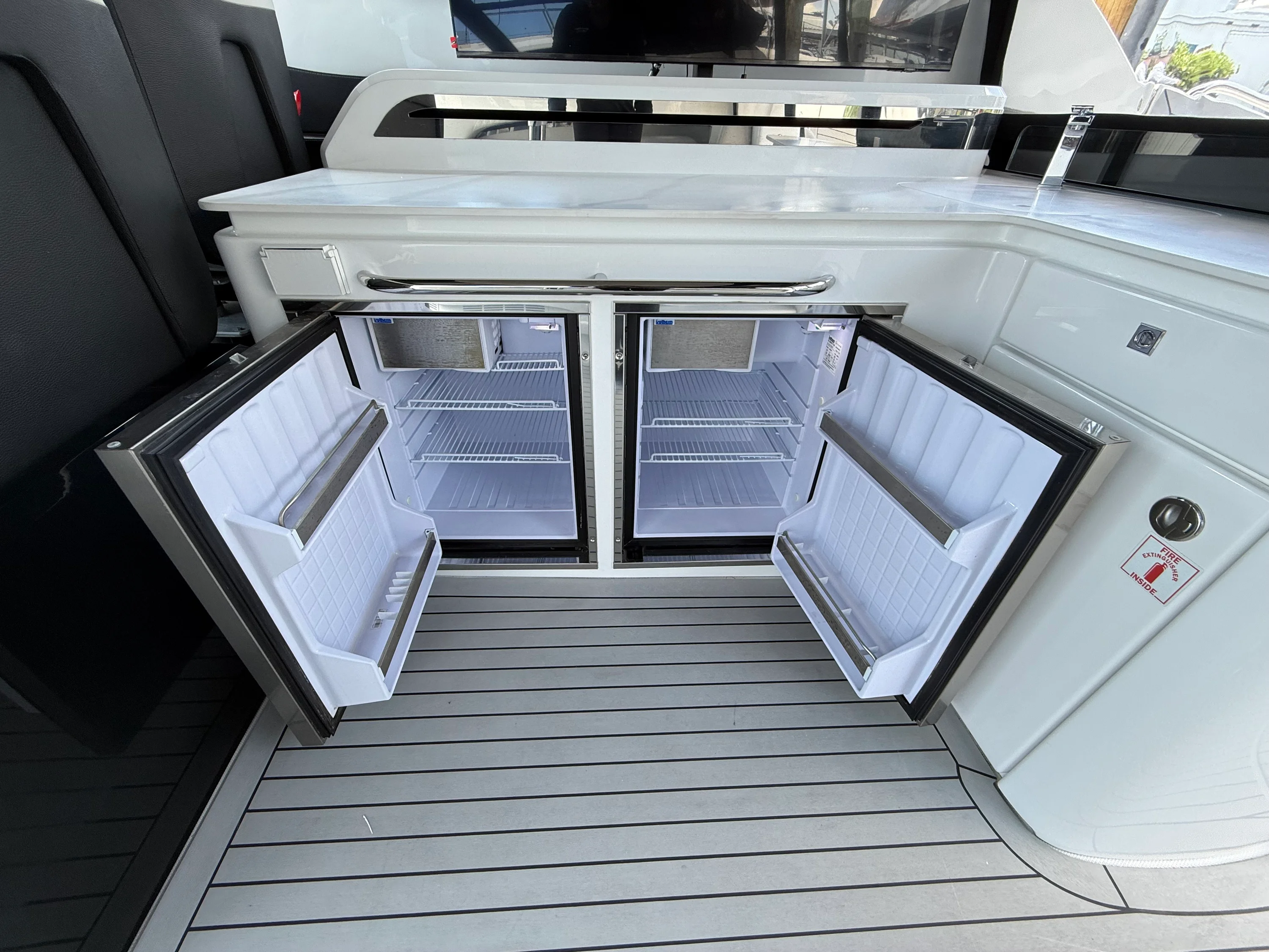 2024 Cruisers Yachts 50 GLS Outboard Image Thumbnail #13