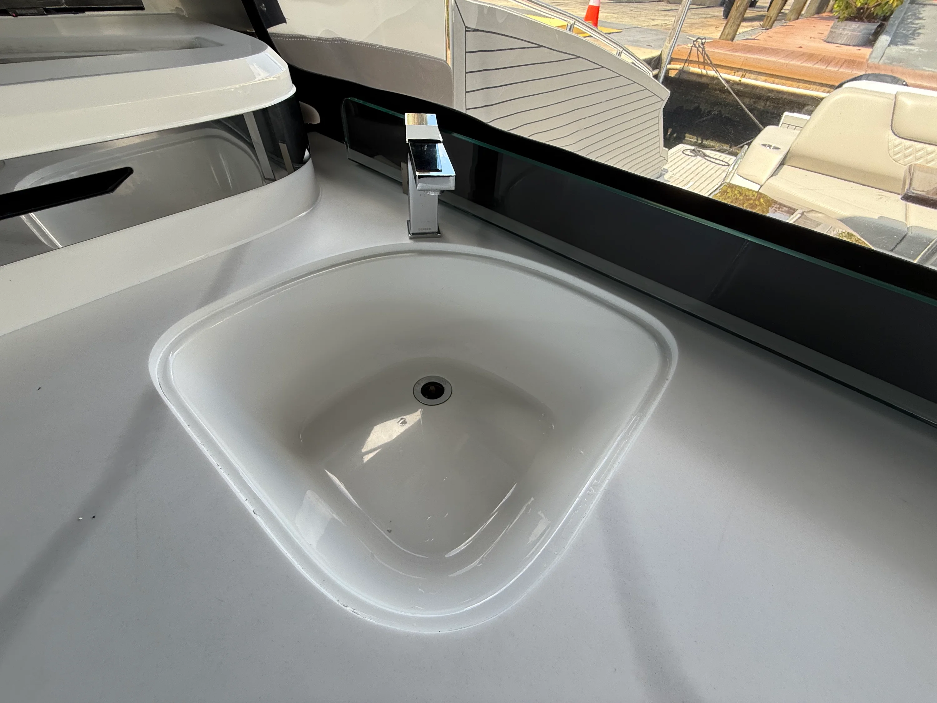 2024 Cruisers Yachts 50 GLS Outboard Image Thumbnail #15