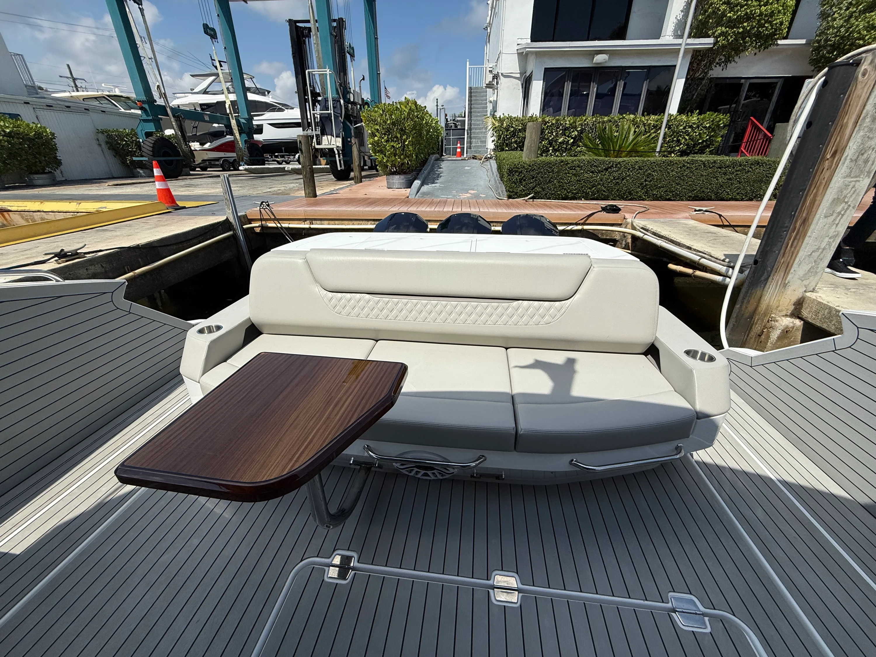 2024 Cruisers Yachts 50 GLS Outboard Image Thumbnail #9