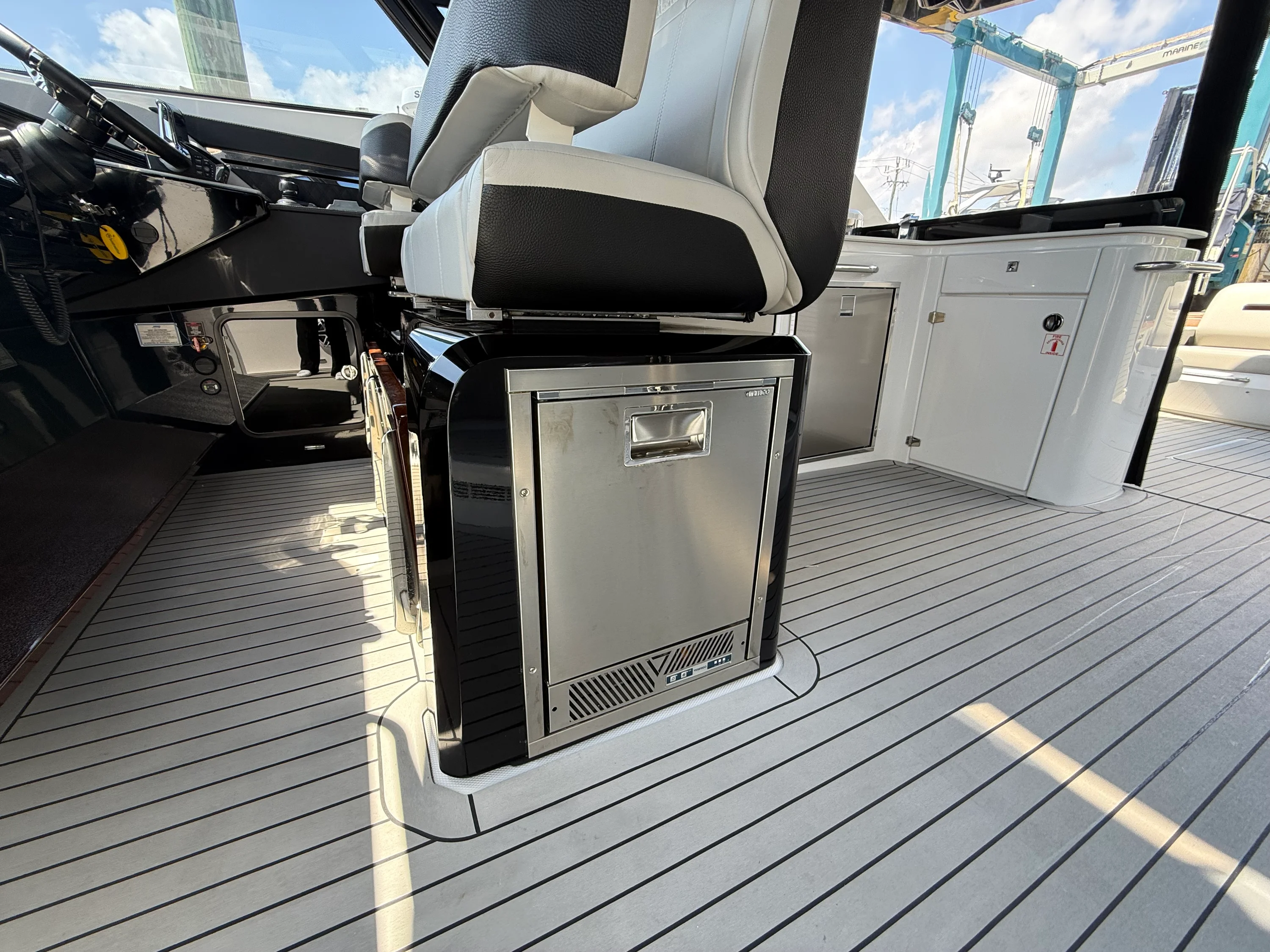 2024 Cruisers Yachts 50 GLS Outboard Image Thumbnail #34