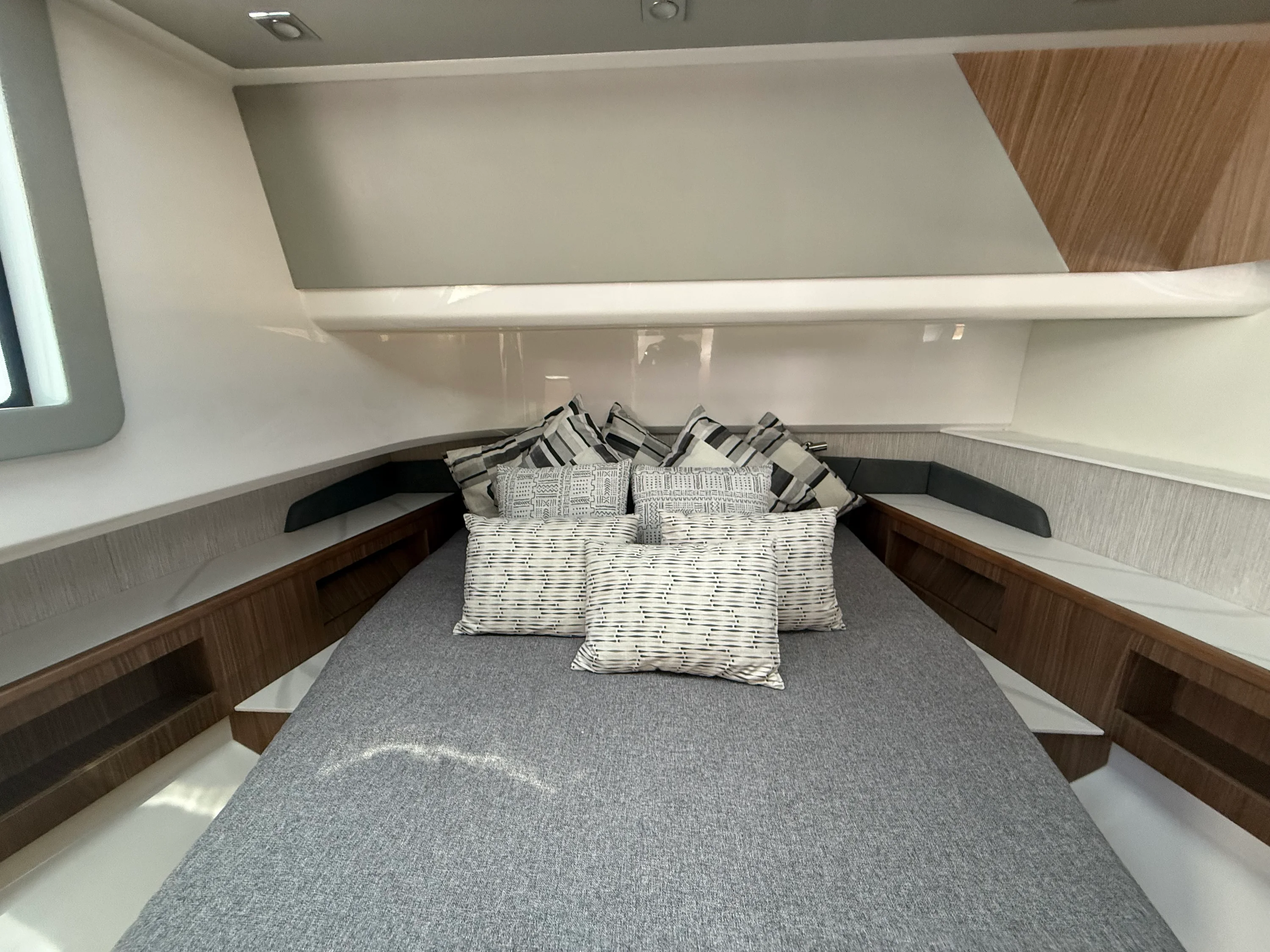 2024 Cruisers Yachts 50 GLS Outboard Image Thumbnail #44