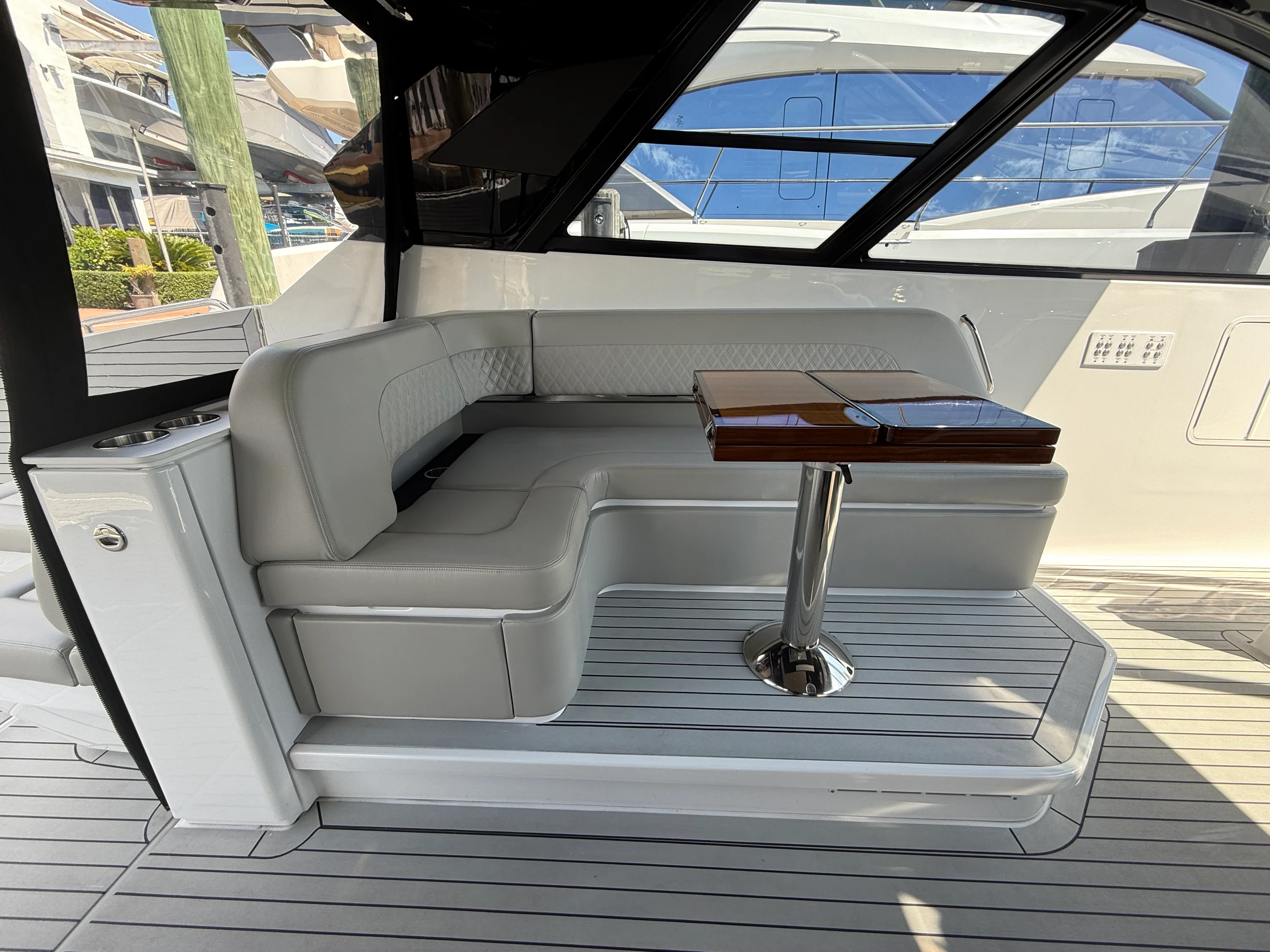 2024 Cruisers Yachts 50 GLS Outboard Image Thumbnail #17