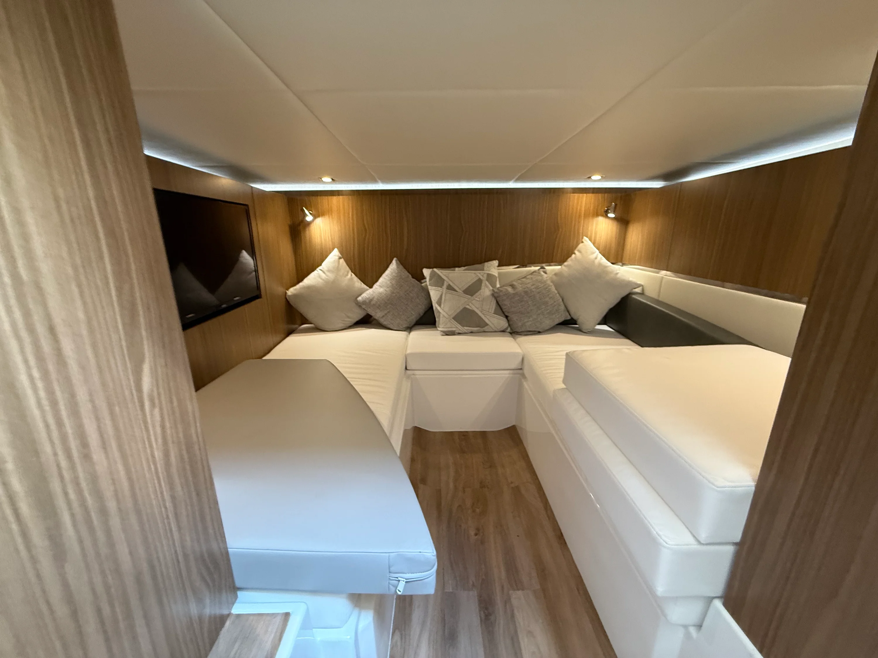 2024 Cruisers Yachts 50 GLS Outboard Image Thumbnail #39