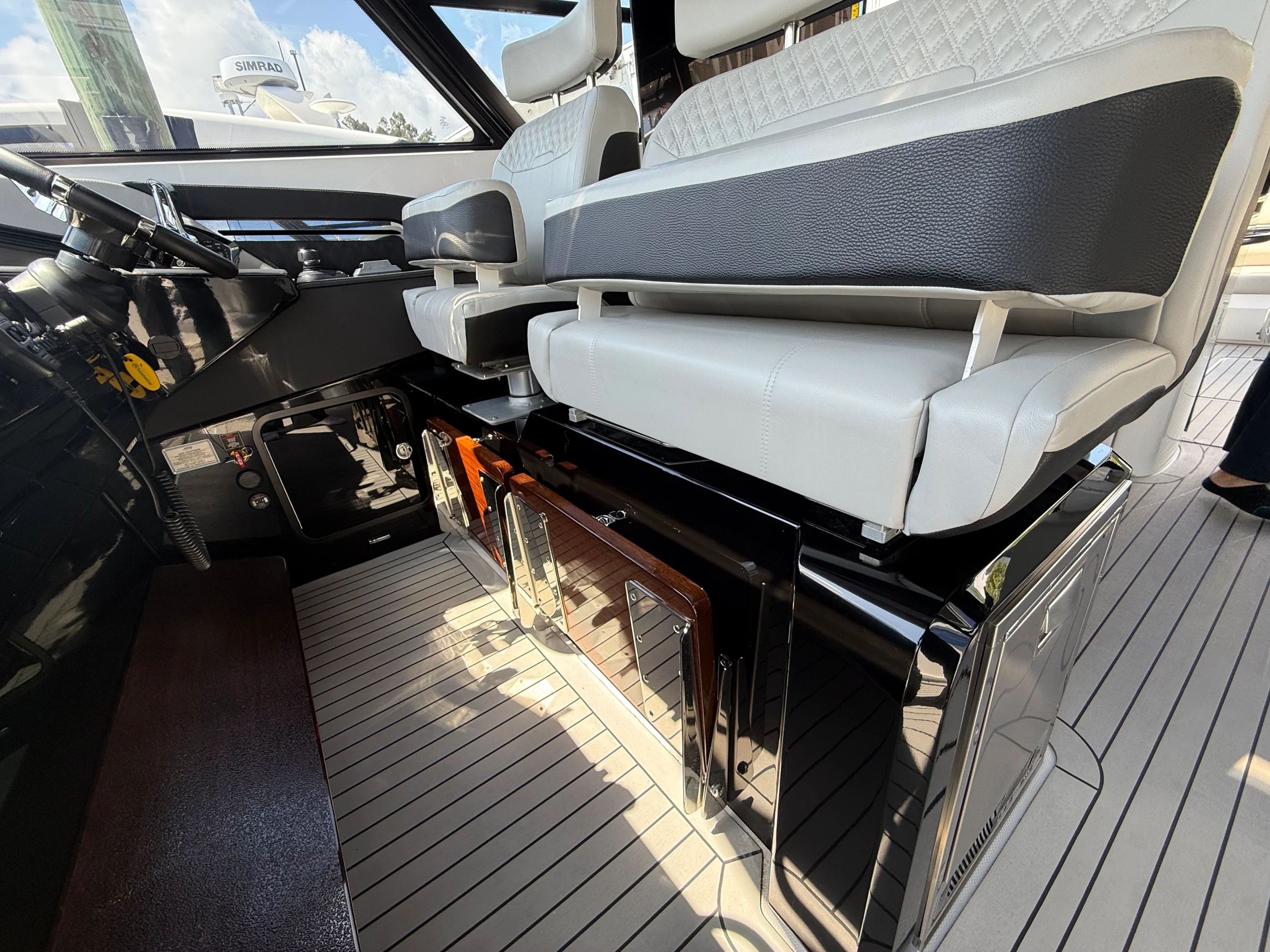 2024 Cruisers Yachts 50 GLS Outboard Image Thumbnail #26