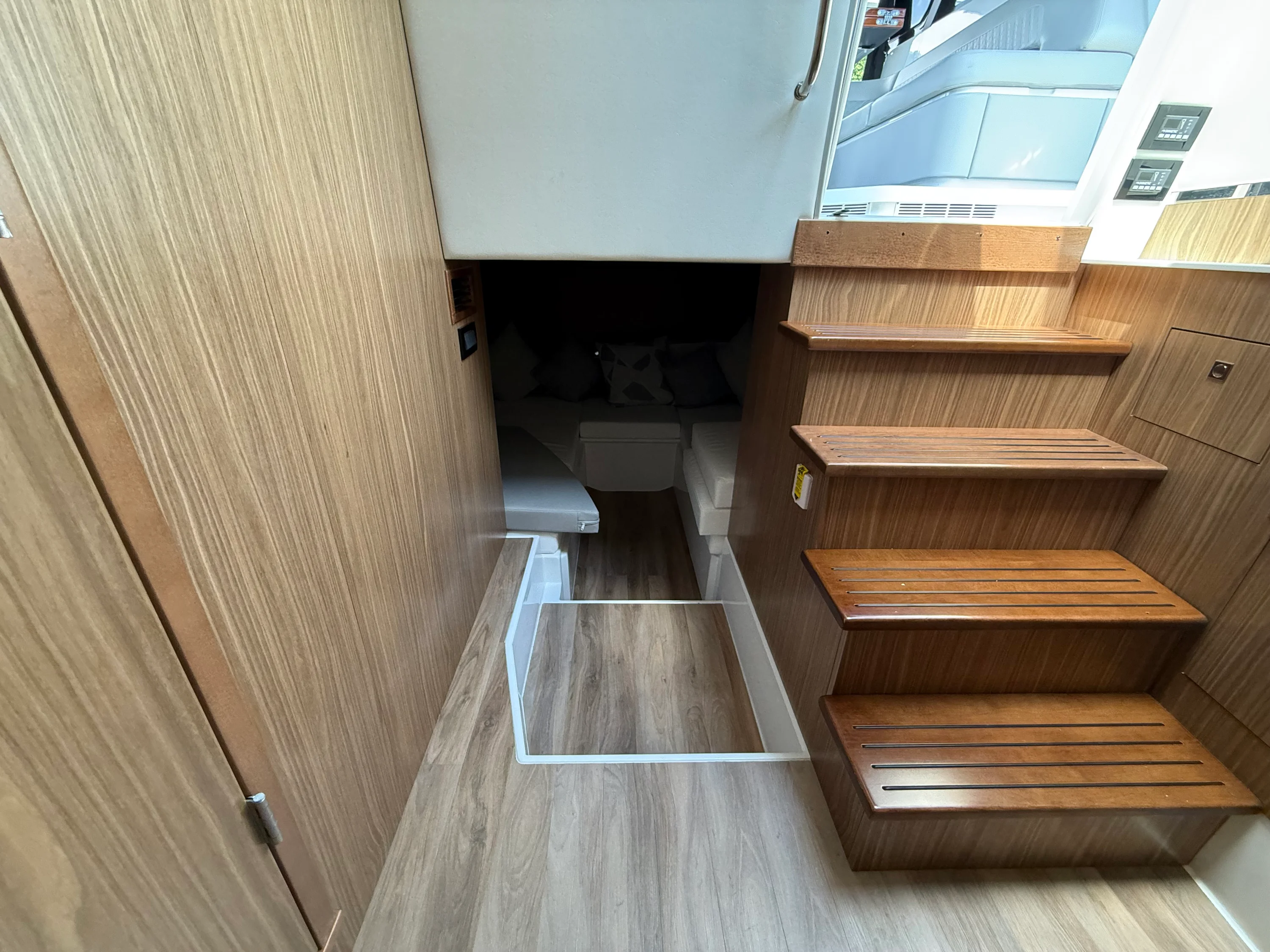 2024 Cruisers Yachts 50 GLS Outboard Image Thumbnail #38