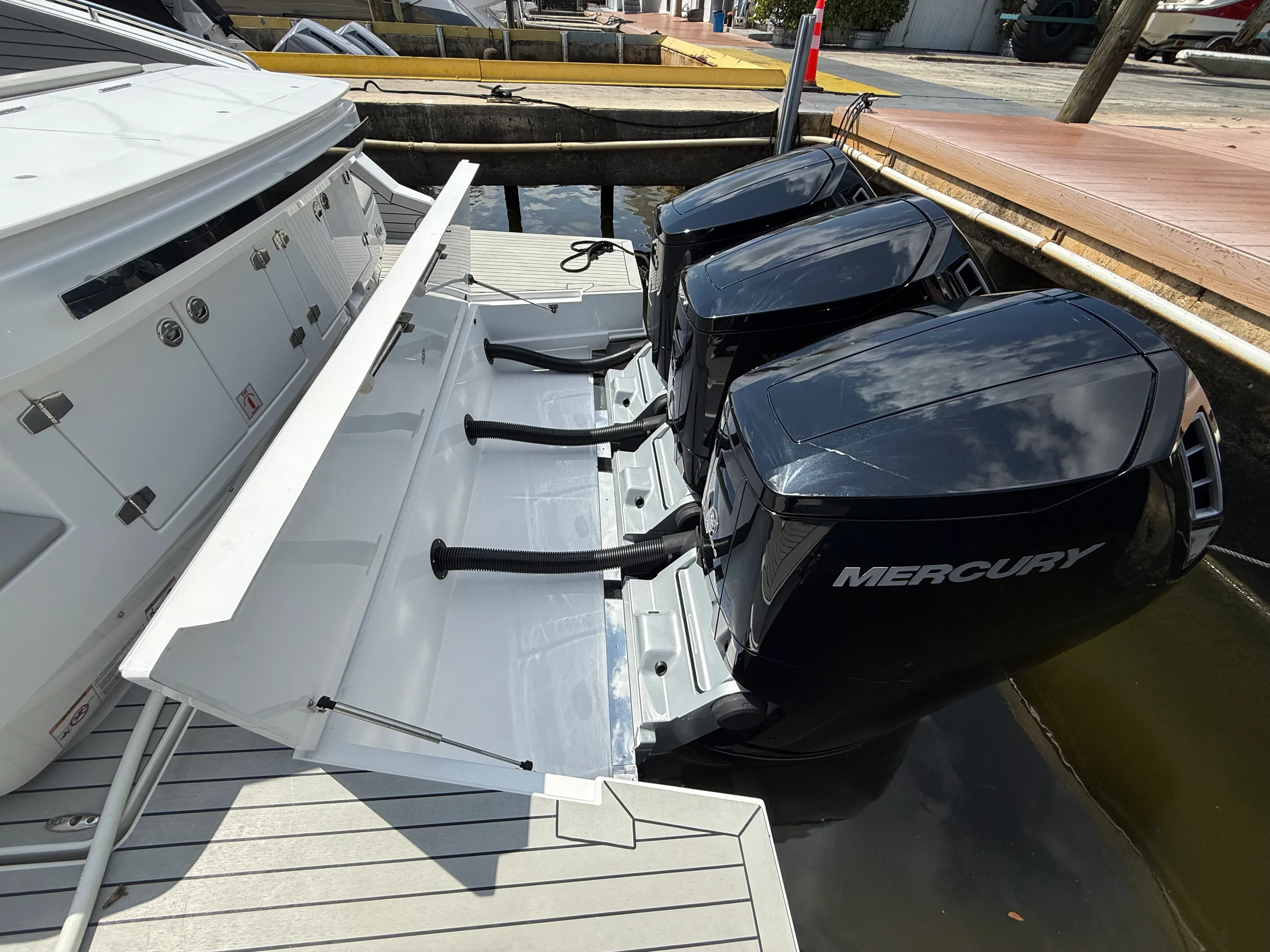 2024 Cruisers Yachts 50 GLS Outboard Image Thumbnail #3