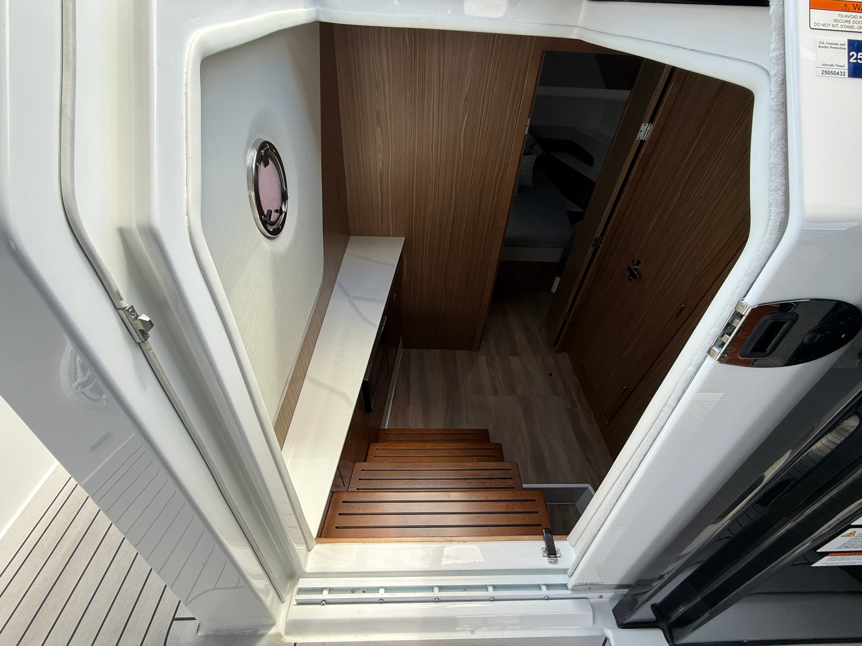 2024 Cruisers Yachts 50 GLS Outboard Image Thumbnail #35