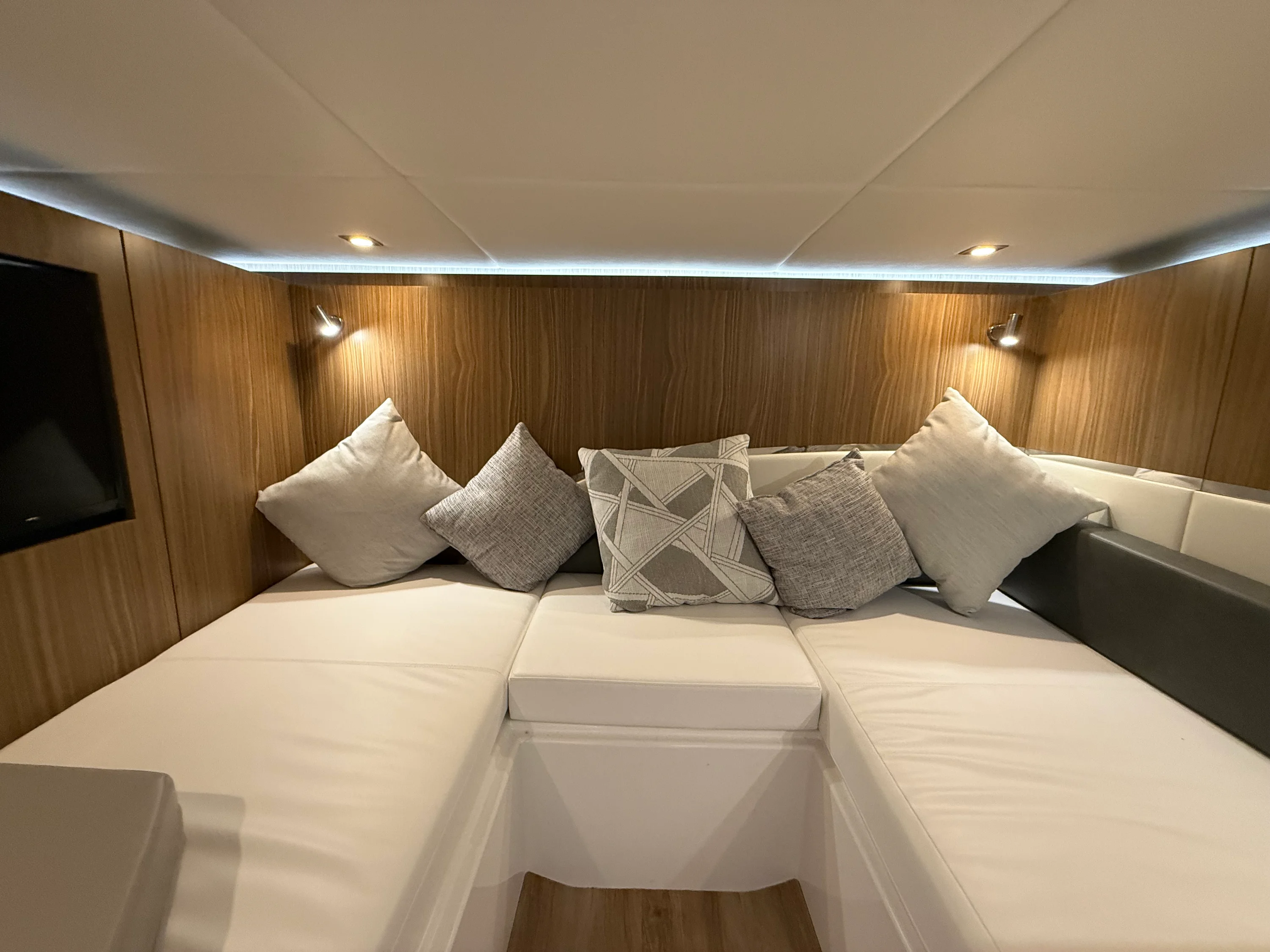 2024 Cruisers Yachts 50 GLS Outboard Image Thumbnail #40