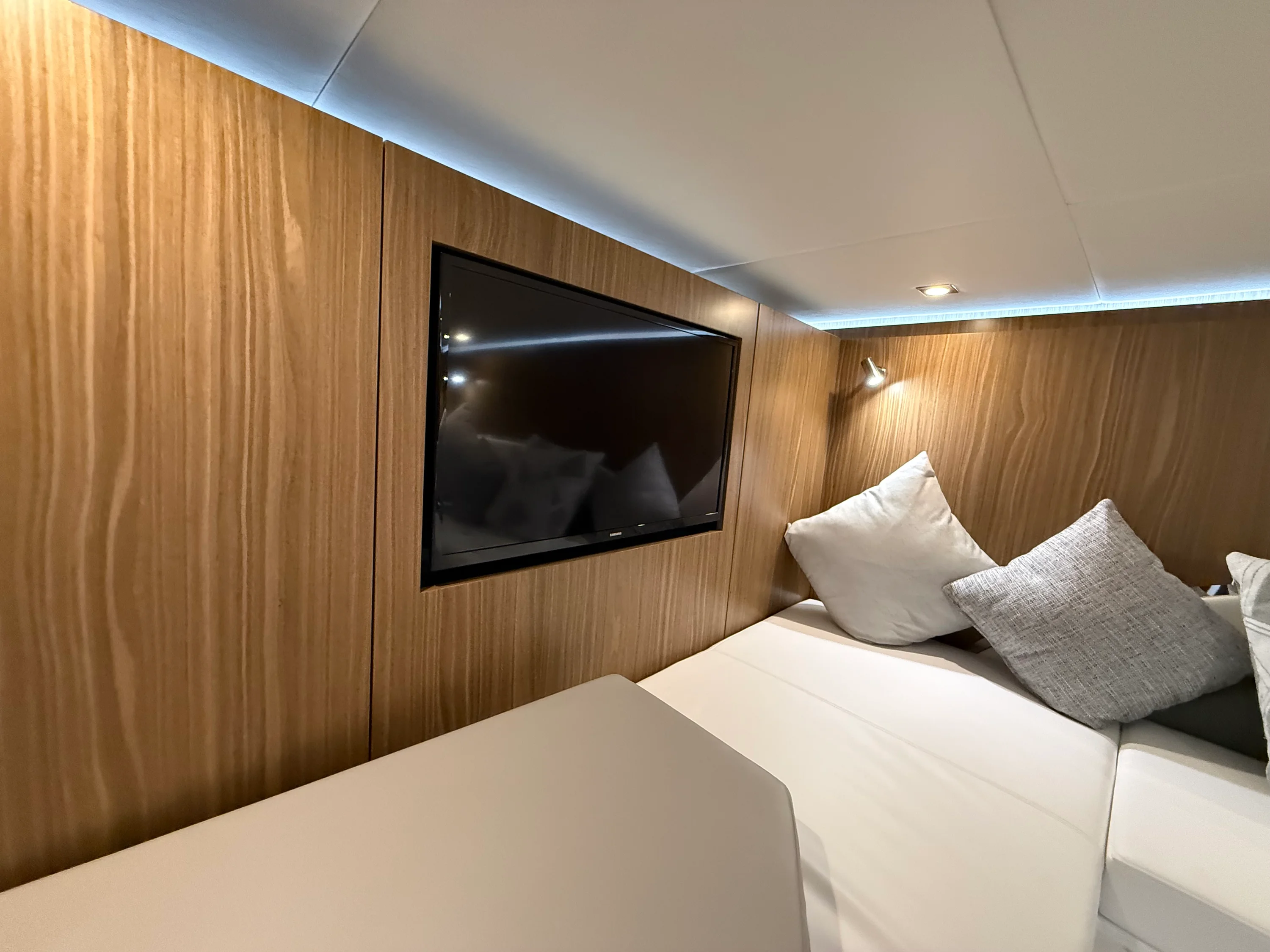 2024 Cruisers Yachts 50 GLS Outboard Image Thumbnail #41