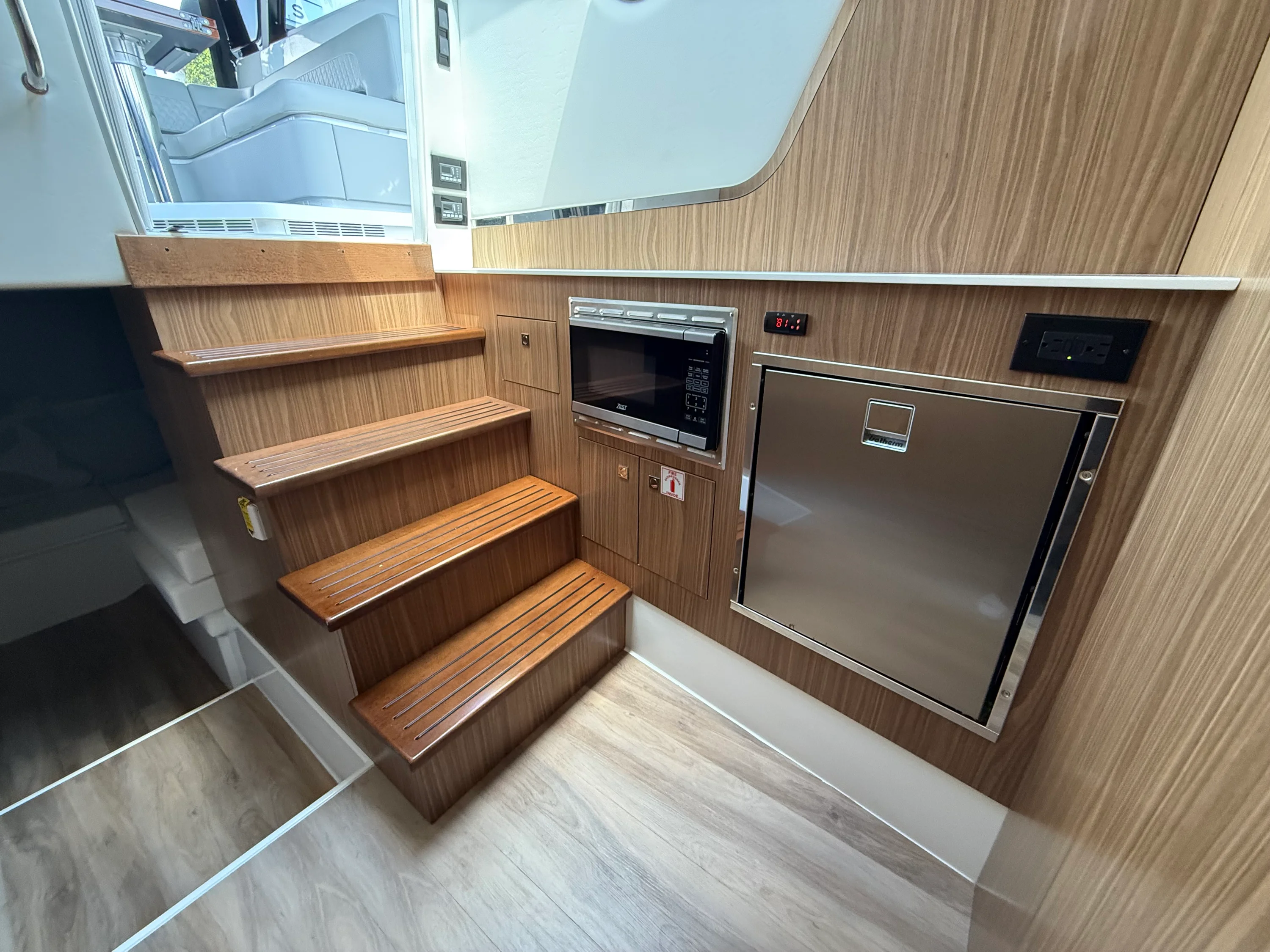 2024 Cruisers Yachts 50 GLS Outboard Image Thumbnail #37