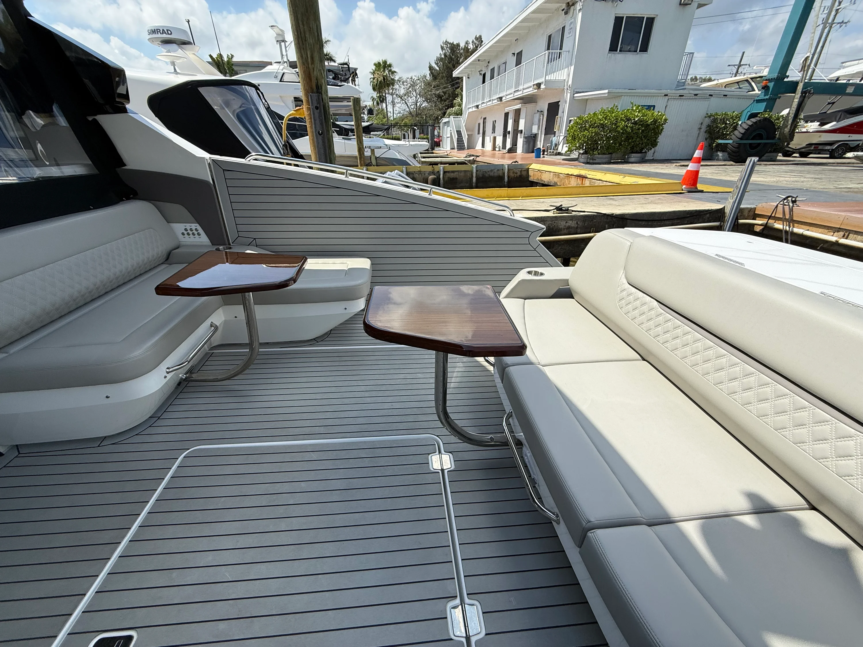 2024 Cruisers Yachts 50 GLS Outboard Image Thumbnail #7