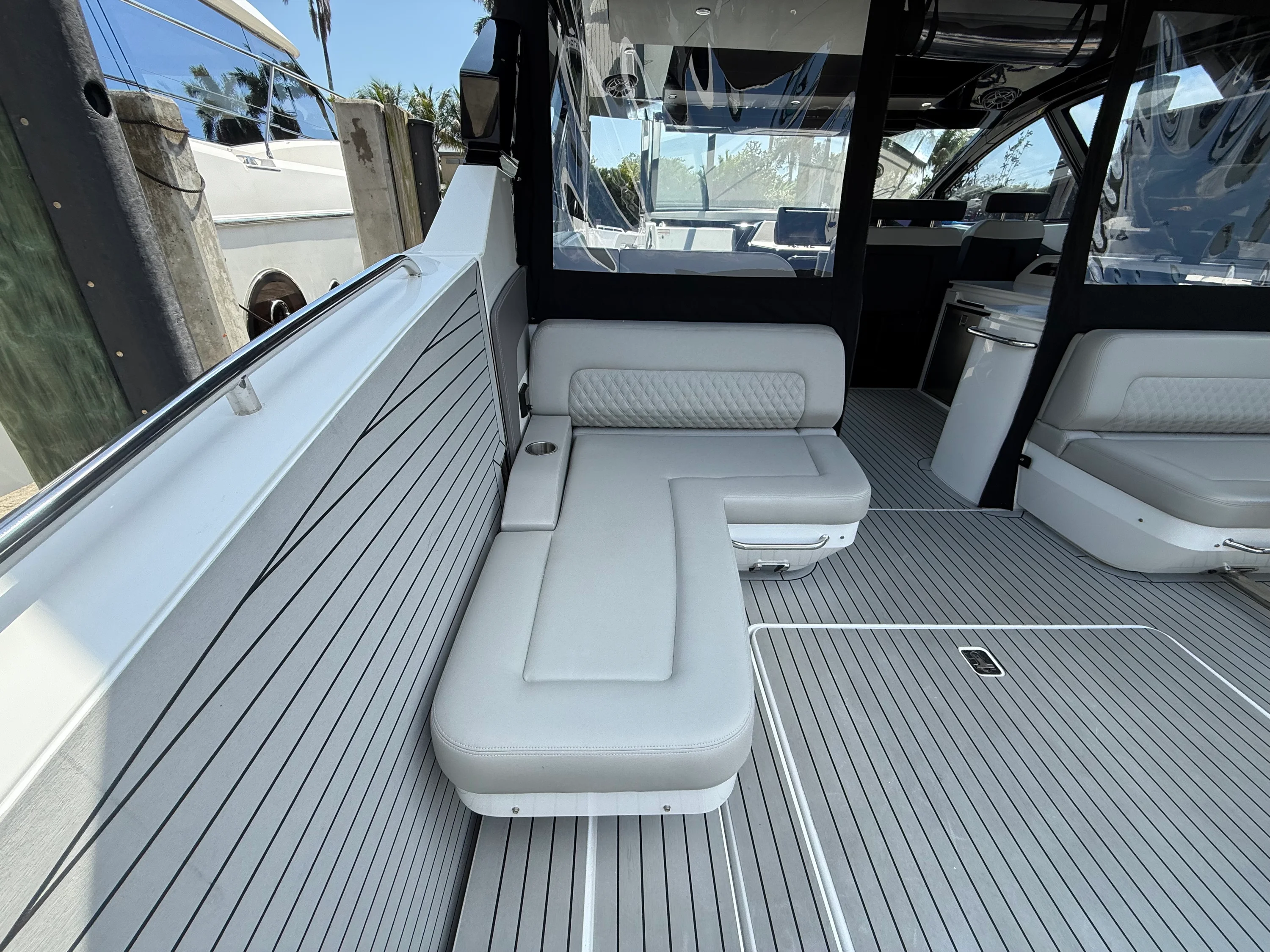 2024 Cruisers Yachts 50 GLS Outboard Image Thumbnail #6