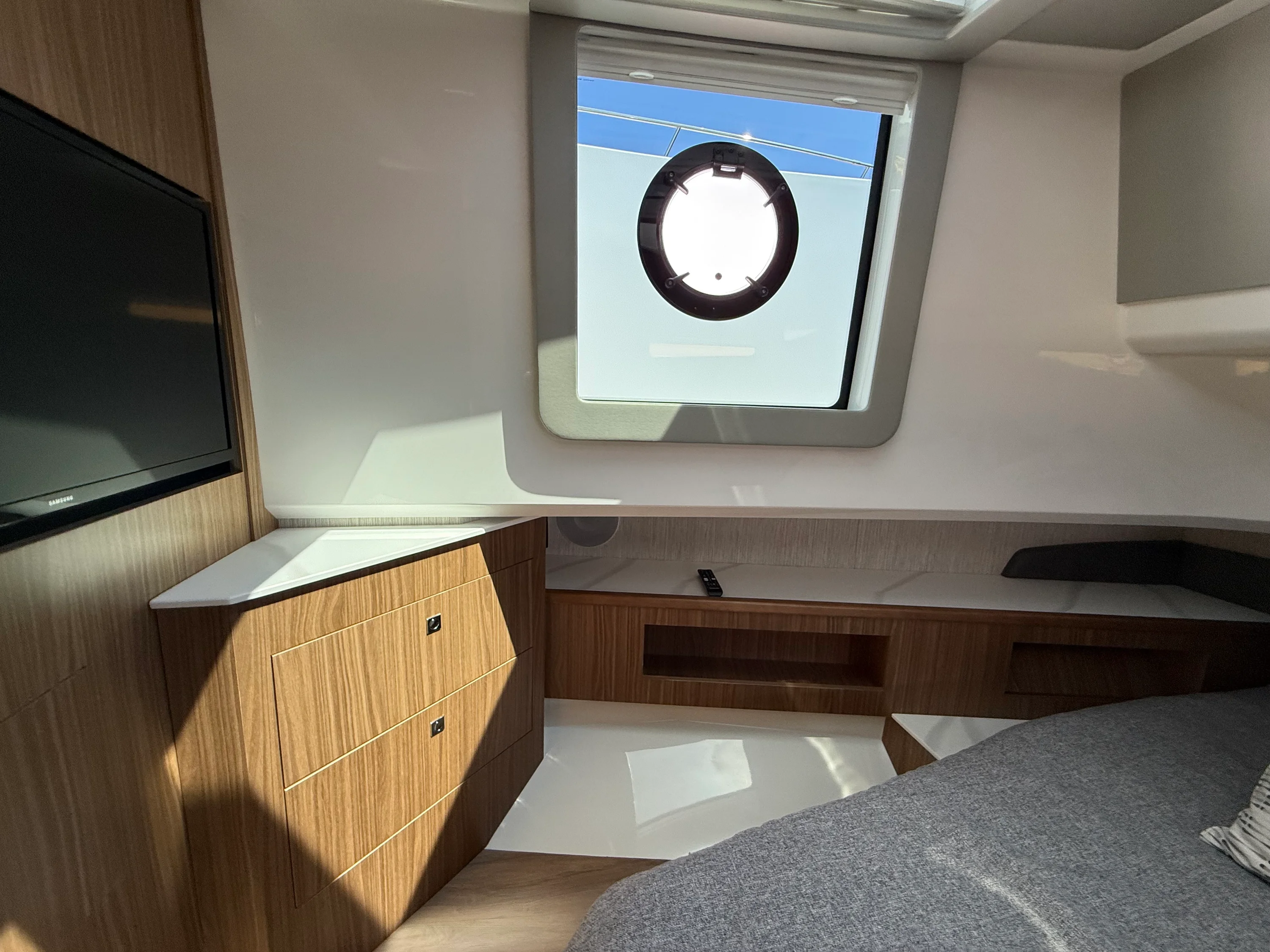 2024 Cruisers Yachts 50 GLS Outboard Image Thumbnail #46